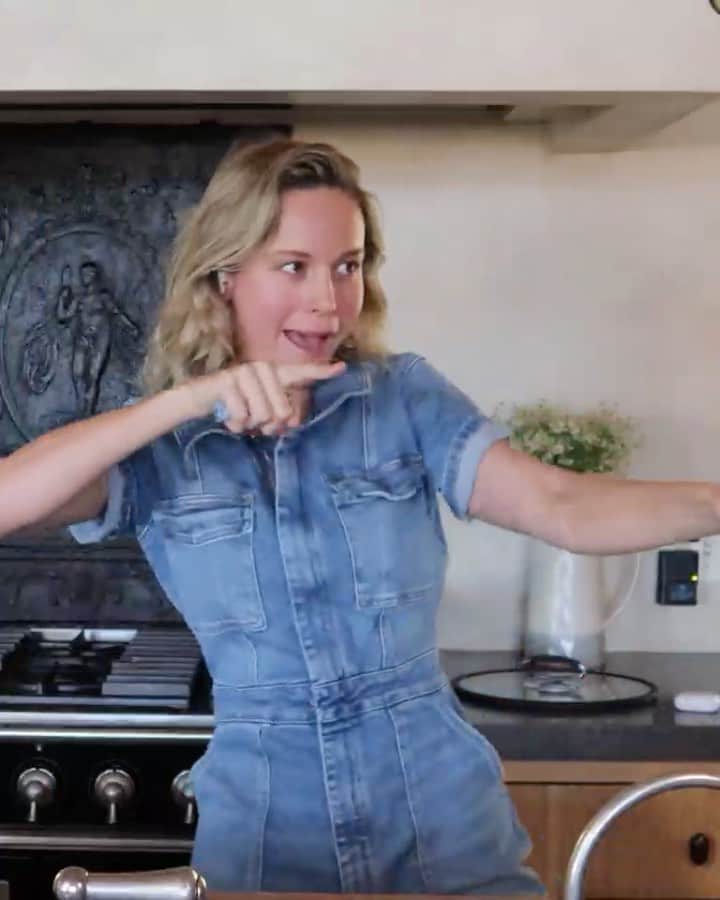 ブリー・ラーソンのインスタグラム：「Today we’re in the kitchen cooking *wait for it* VEGGIE CRUNCHWRAP SUPREMES. But first, a little dance 🥰 now on YouTube!」