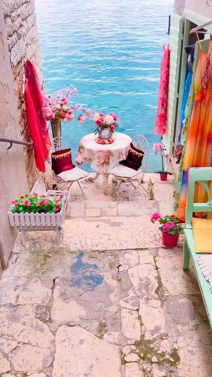 Izkizのインスタグラム：「Colourful Croatia shot on izkiz app! #croatia #rovinj #travel #izkizapp #reels」