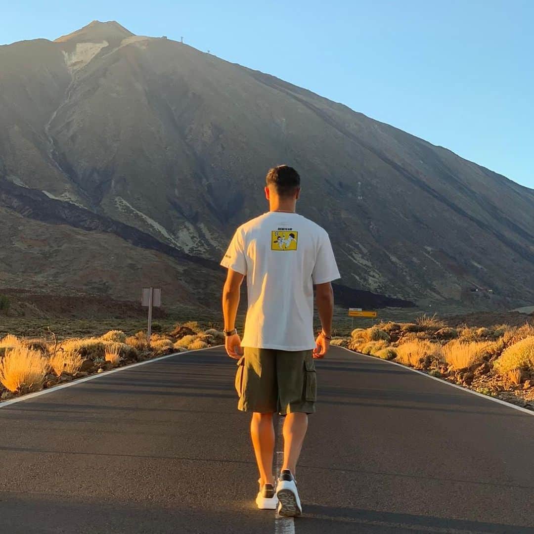 のインスタグラム：「Don’t look anywhere else but ahead 🌄」