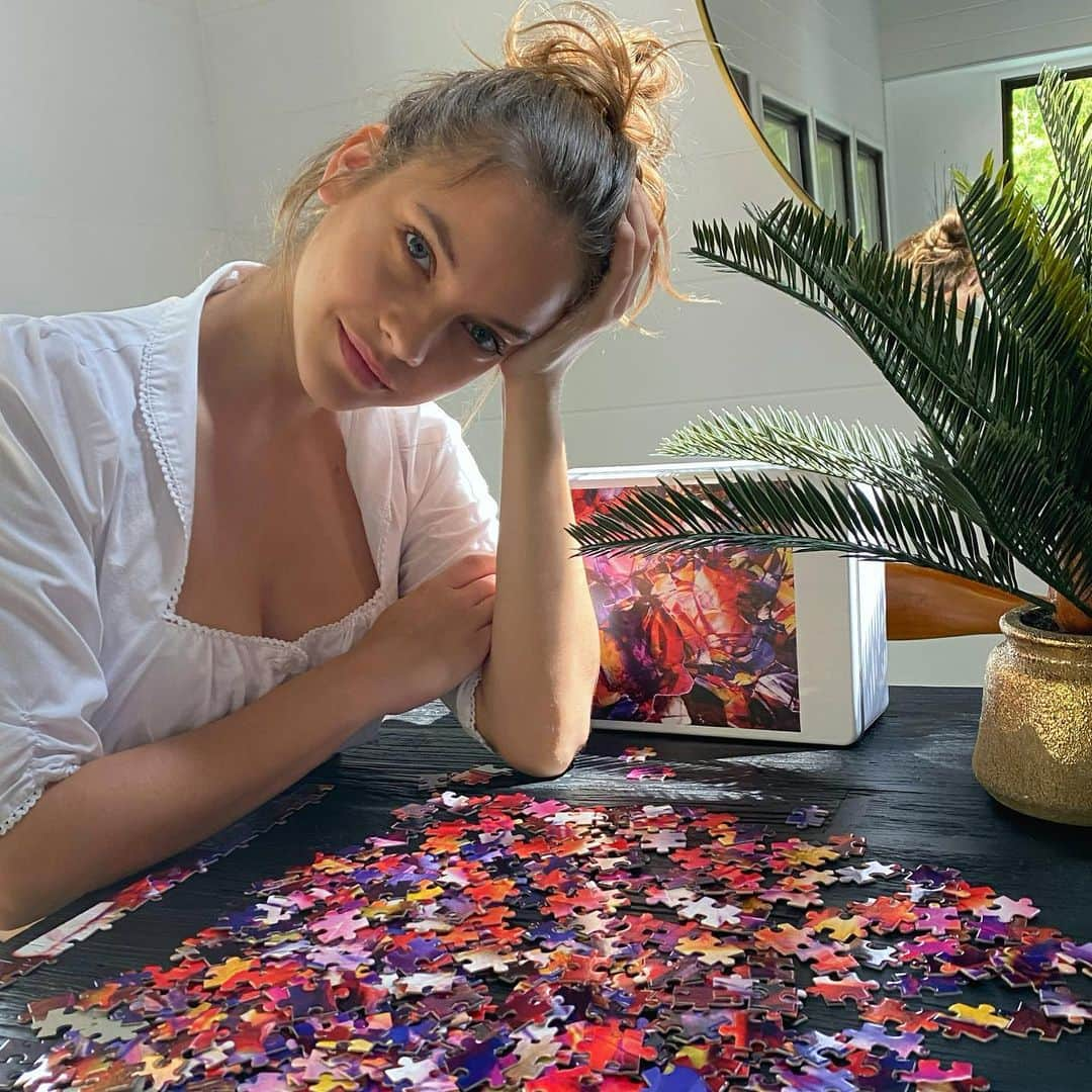 バルバラ・パルヴィンさんのインスタグラム写真 - (バルバラ・パルヴィンInstagram)「GAME TIME!!! 🧩🧩 This summer isn’t the same as usual - to pass the time I decided to do jigsaw puzzles. 🤗 I used an artwork from the Falcon of Hope collection to create this extremely hard puzzle. 😥🌝 Why this artwork? Well, I liked it, it’s challenging, but most importantly it supports the development of a COVID-19 vaccine! All the artworks are available for download, and you can learn more about the Falcon of Hope movement if you click the link in my bio or swipe up in my story. Also I hid some emojis for you on the artwork to keep you busy until you get yours 😋 How many of them can you find? My 4 most frequently used emojis are hidden too, can you guess which ones they are? Happy hunting!」8月21日 3時51分 - realbarbarapalvin