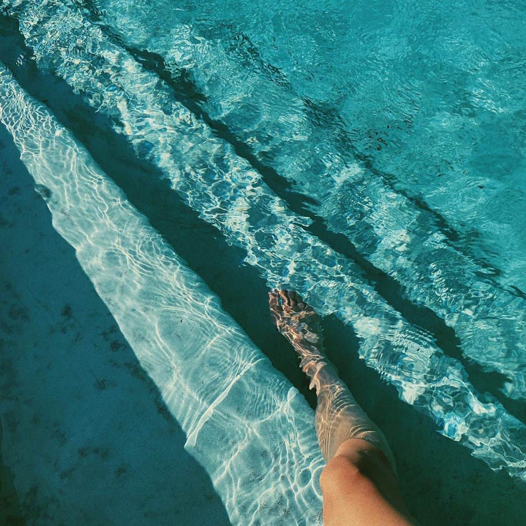 ローレン・ペルツのインスタグラム：「One foot closer to the weekend」