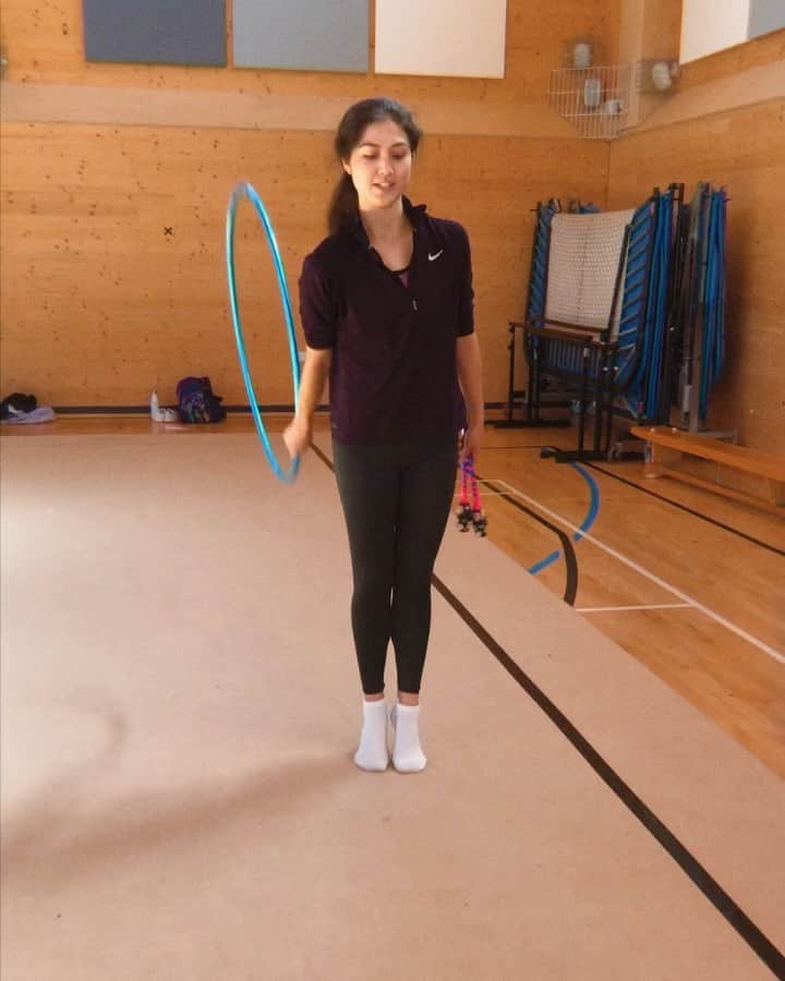 リン・ハッチソンのインスタグラム：「Fun session with @istaracademy and @stephani_sherlock today 🌟🌟🌟 lots of exercises with 2 apparatus to help with group! #rhythmicgymnastics」