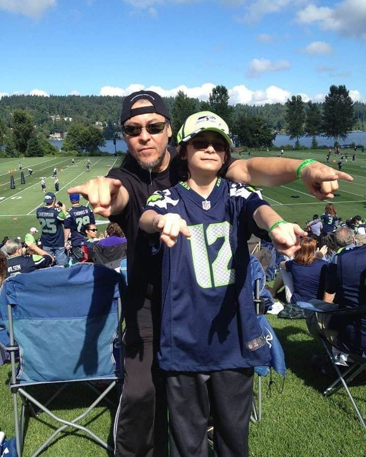 Queensrycheさんのインスタグラム写真 - (QueensrycheInstagram)「#tbt🔙📸 - Eddie with his son Evan at the Seahawks training camp in 2014 🤘 #queensryche #throwbackthursday #eddiejackson #edbass #familyiseverything #seattleseahawks #trainingcamp2014 #memories #footballforever #seattlewa」8月21日 3時46分 - queensrycheofficial