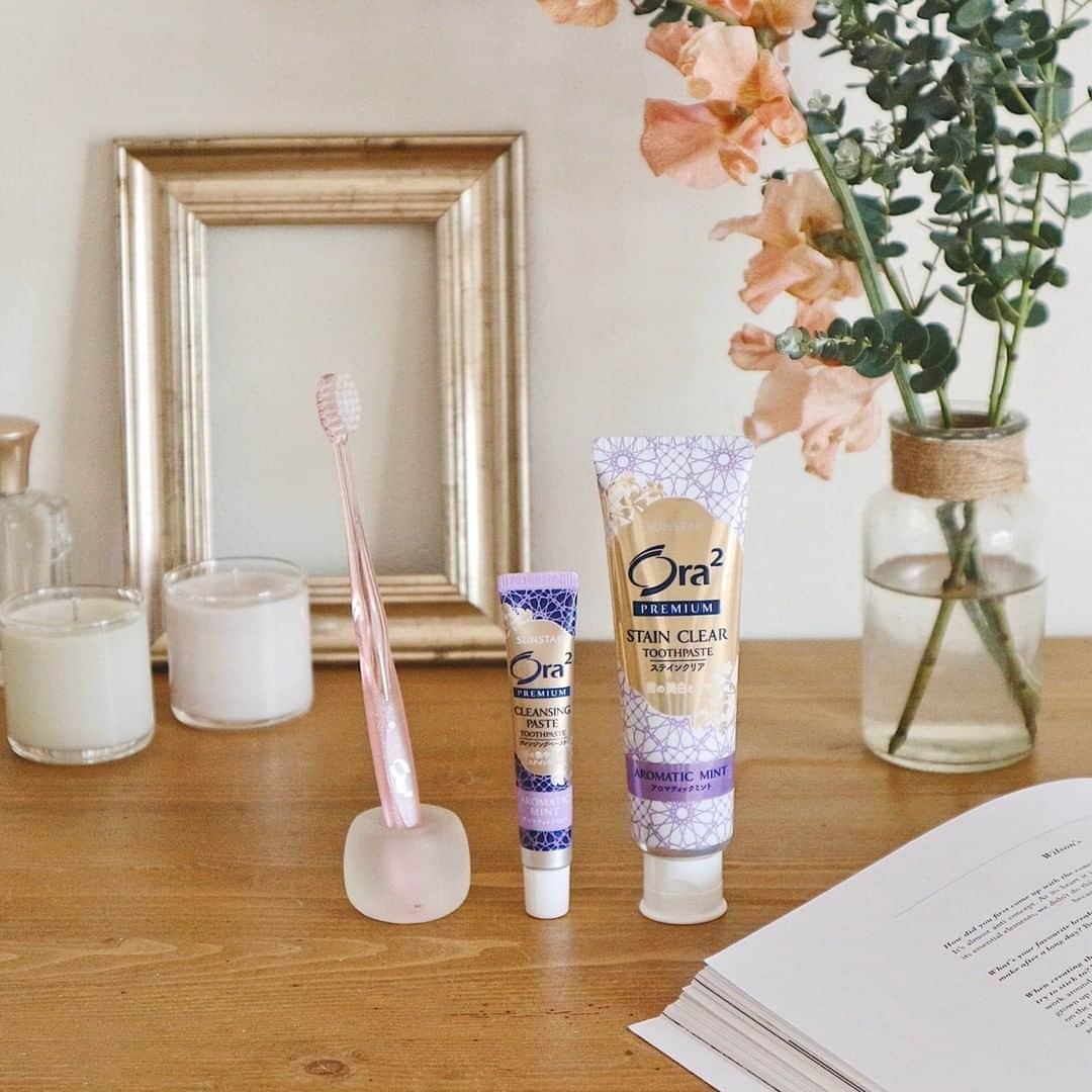 のインスタグラム：「ケアアイテムは“ライン使い”する派！という人はぜひいいね♡してね😉  毎日の美白ケアにはオーラツー プレミアム ステインクリア ペースト、週１回のスペシャルケアにはオーラツー プレミアム クレンジングペースト…って、そろえて使うと、なんだか美意識も上がりそう💄  #Ora2 #premium #オーラツー #オーラルビューティーケア #オーラツープレミアムステインクリアペースト #オーラツープレミアムクレンジングペースト #歯磨き #ハブラシ #プレミアム #美意識 #口内ケア #オーラルケア #女子力 #美容 #女子力アップ #花 #花のある暮らし #鏡 #セルフケア #物撮り #読書 #丁寧な暮らし #日々の暮らし #暮らし」