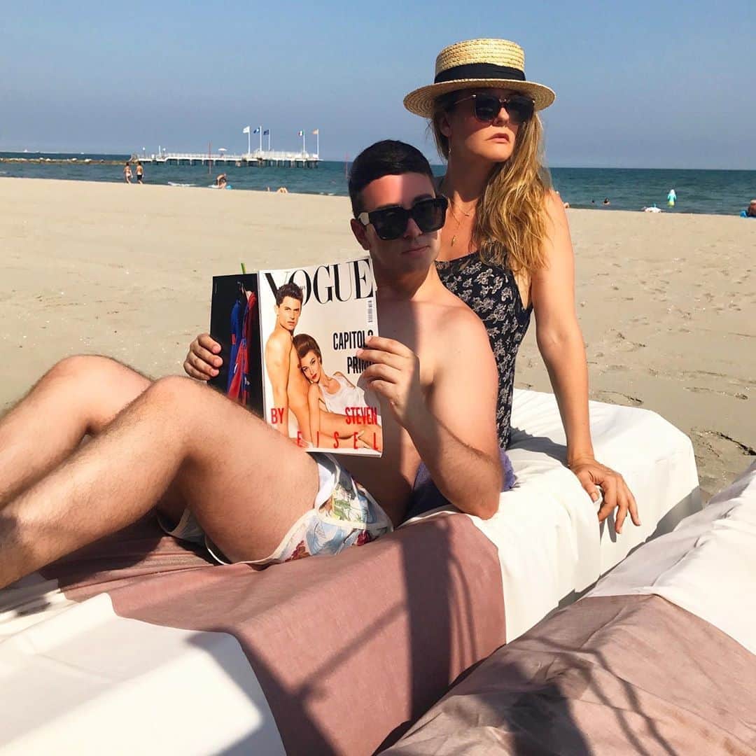 アリシア・シルヴァーストーンさんのインスタグラム写真 - (アリシア・シルヴァーストーンInstagram)「This is our resting beach face. 😂😏strike a pose! 💁🏼‍♀️ 3 years ago from today 😭 I miss our beach adventures together @csiriano 💖 #Vogue #tbt」8月21日 3時49分 - aliciasilverstone