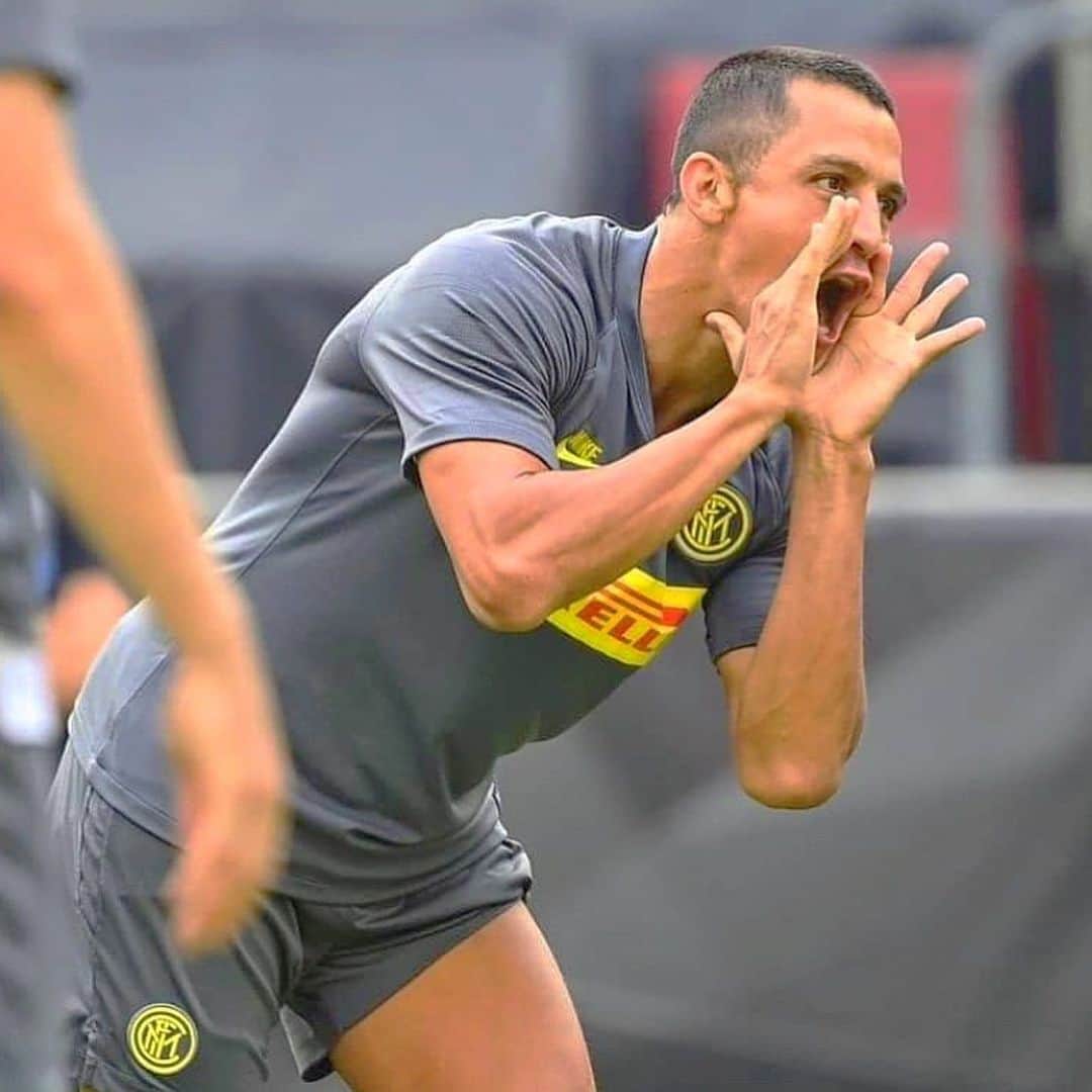 アレクシス・サンチェスのインスタグラム：「Let's Goooooooooo ⚽️ ⚫️🔵」