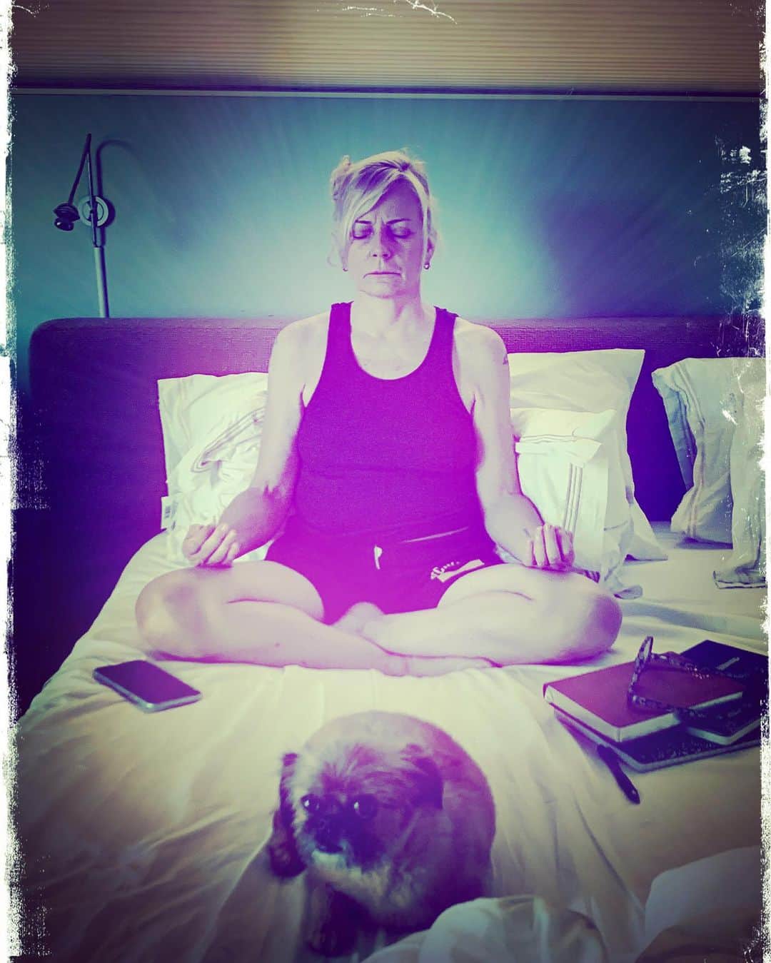 ロブ・モローのインスタグラム：「Emanation w/Fergie on guard @debbonayer」
