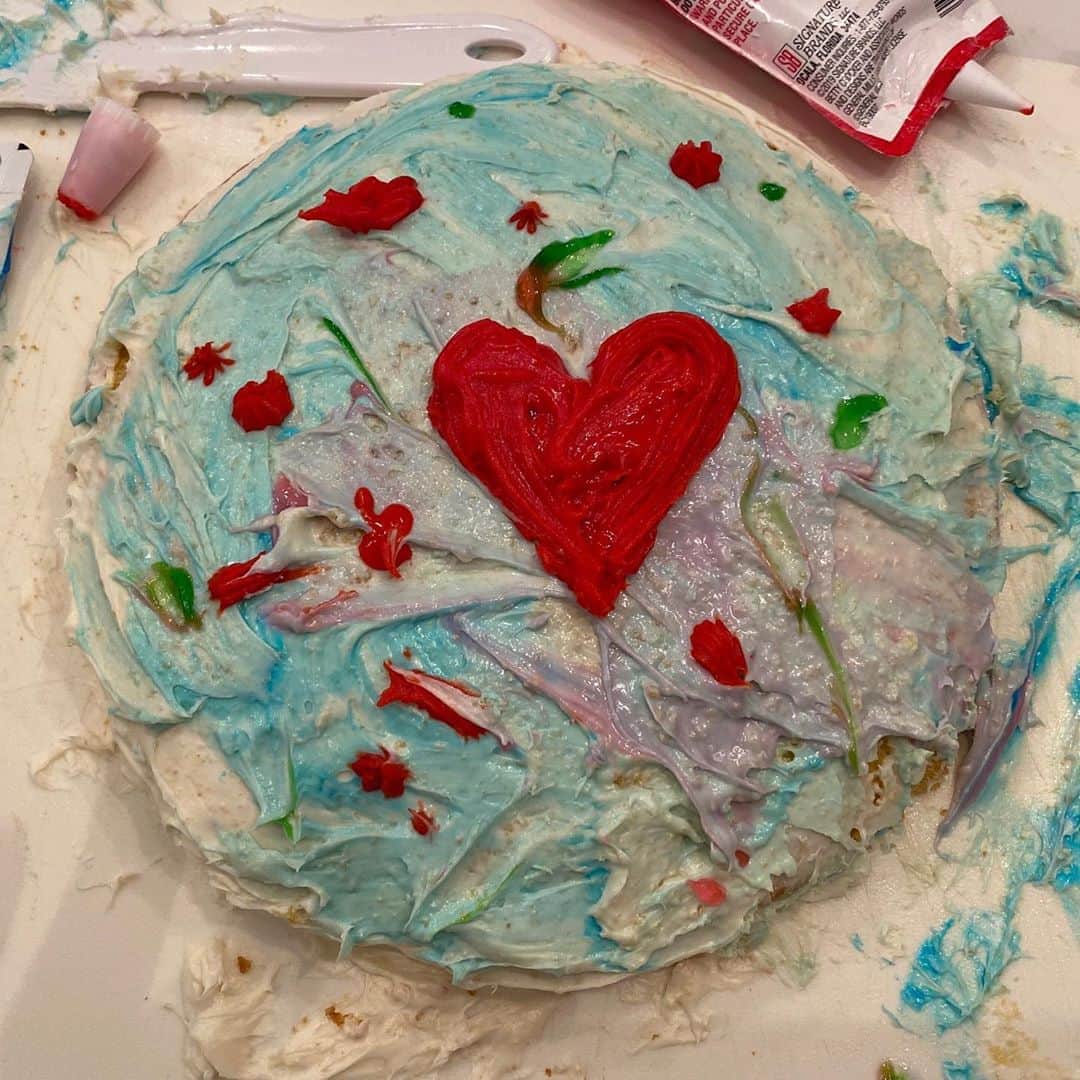 ブレッキン・メイヤーのインスタグラム：「Me and my lil one made cakes! Bonus points for guessing who made which cake. #CakeDay #PieceOfCake #AndOtherCakePuns」