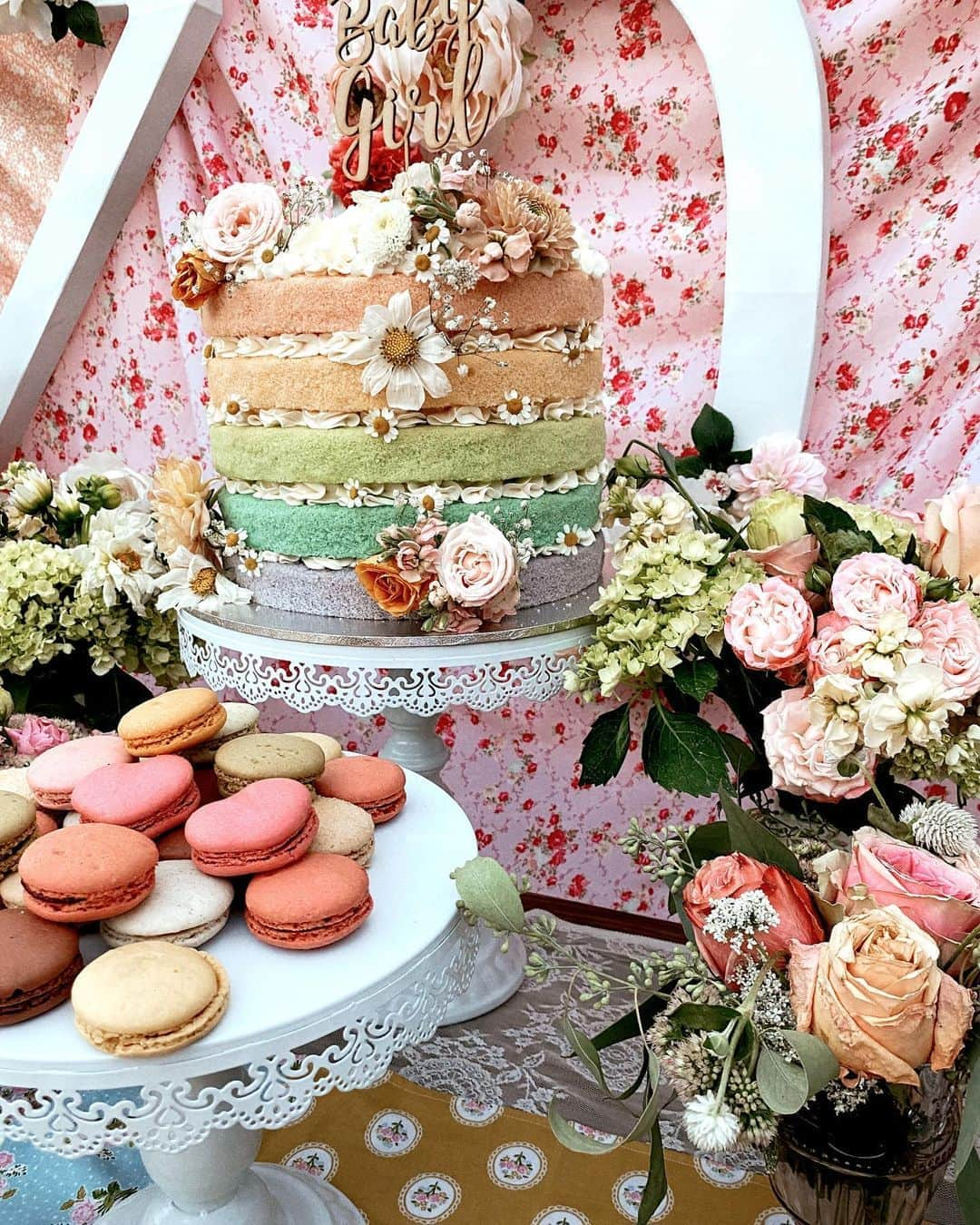 ジュリー・サリニャーナさんのインスタグラム写真 - (ジュリー・サリニャーナInstagram)「Darling details of the @loveshackfancy inspired babyshower I helped throw for my Jadey @jademunster with my girls. 🍰💕💐🍬」8月21日 3時55分 - sincerelyjules