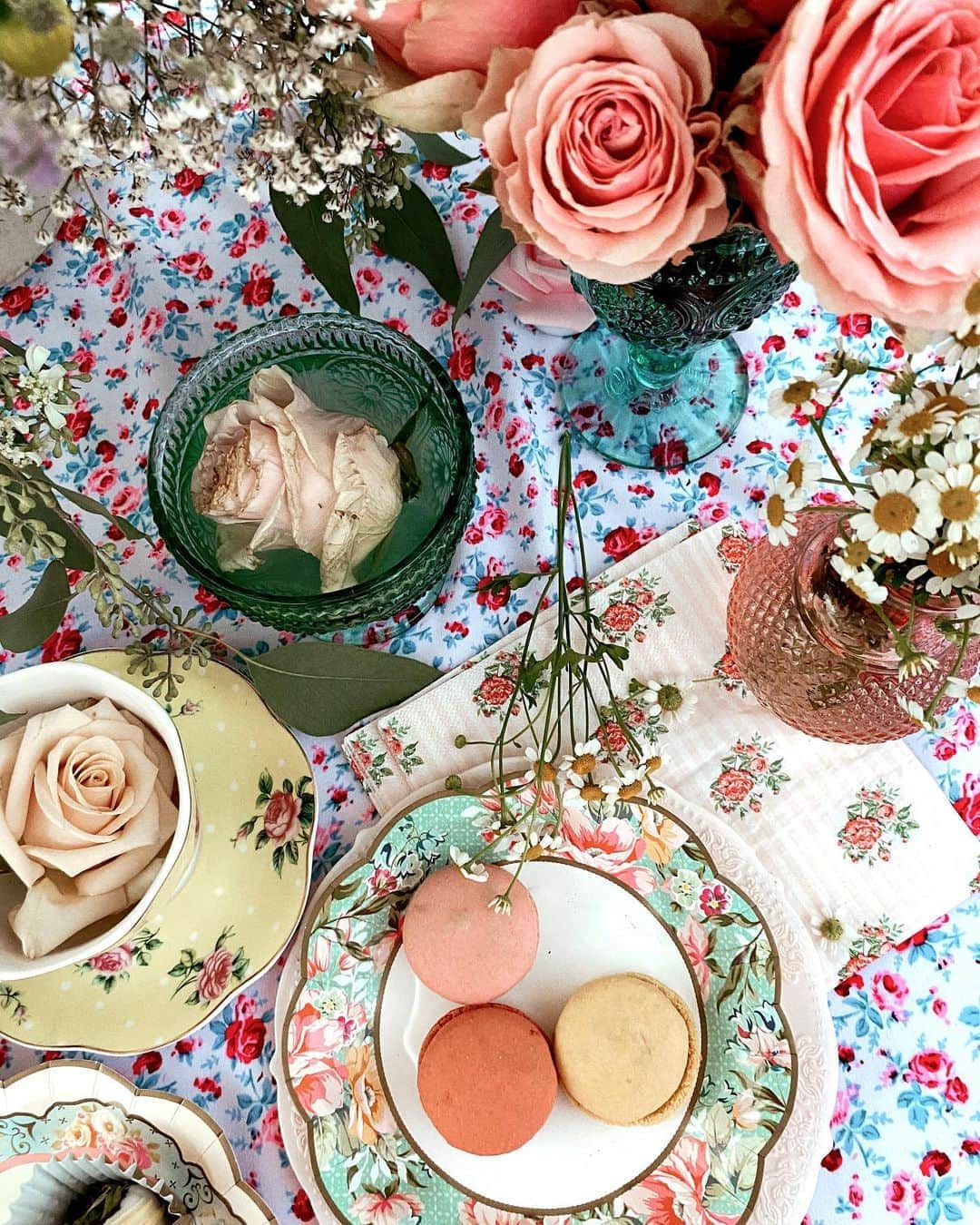 ジュリー・サリニャーナのインスタグラム：「Darling details of the @loveshackfancy inspired babyshower I helped throw for my Jadey @jademunster with my girls. 🍰💕💐🍬」