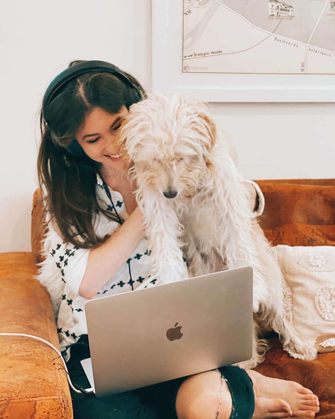 ケイト・ボイージェルさんのインスタグラム写真 - (ケイト・ボイージェルInstagram)「editing a fun new video series I’m working on about building out my new studio and the process of writing and recording tons of new songs in here! 🎥🎶 Also I put on a blouse instead of a T-shirt today 😱 more news soon! ✨  .  ps when @nolawestcoast gets in this mode we call it “gadget patrol” 😂🐾 she takes it very seriously」8月21日 3時57分 - katevoegele