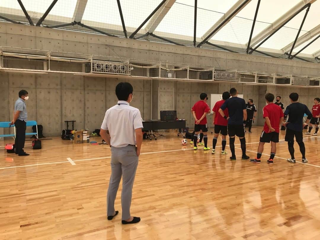 日本サッカー協会さんのインスタグラム写真 - (日本サッカー協会Instagram)「8月18日より #高円宮記念JFA夢フィールド で実施している #フットサル日本代表候補 のトレーニングキャンプを、#SAMURAIBLUE の森保一監督と関塚隆ナショナルチームダイレクターが見学しました。 見学を終えて森保監督は、「インテンシティの高さ、攻守の切り替えの速さ、スピーディーな展開の中で判断力と技術を求められるプレーを見ることができました。 その全てがサッカーに活かせると思いました。GKも1人のFPとして5人が連動して攻守に渡ってプレーした姿も含め、日本のサッカーが世界で勝つために必要なことと感じました。」とコメント。  今年新設された高円宮記念JFA夢フィールド。 サッカーフィールドの他、フットサルアリーナも併設され、これまで以上にサッカーとフットサルの積極的な協調が図られています。  フットサル日本代表候補のトレーニングキャンプの様子はこちらから▶ http://www.jfa.jp/national_team/futsal_2020/news/00025222/」8月21日 14時52分 - japanfootballassociation