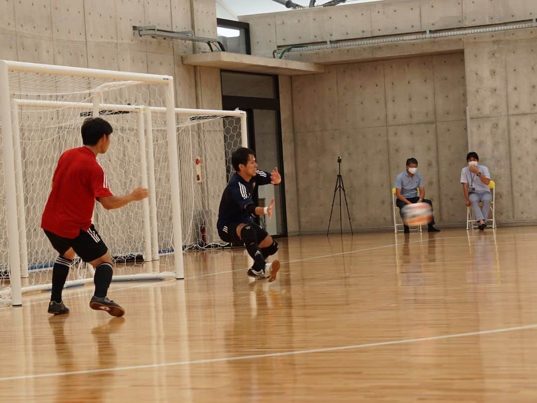 日本サッカー協会さんのインスタグラム写真 - (日本サッカー協会Instagram)「8月18日より #高円宮記念JFA夢フィールド で実施している #フットサル日本代表候補 のトレーニングキャンプを、#SAMURAIBLUE の森保一監督と関塚隆ナショナルチームダイレクターが見学しました。 見学を終えて森保監督は、「インテンシティの高さ、攻守の切り替えの速さ、スピーディーな展開の中で判断力と技術を求められるプレーを見ることができました。 その全てがサッカーに活かせると思いました。GKも1人のFPとして5人が連動して攻守に渡ってプレーした姿も含め、日本のサッカーが世界で勝つために必要なことと感じました。」とコメント。  今年新設された高円宮記念JFA夢フィールド。 サッカーフィールドの他、フットサルアリーナも併設され、これまで以上にサッカーとフットサルの積極的な協調が図られています。  フットサル日本代表候補のトレーニングキャンプの様子はこちらから▶ http://www.jfa.jp/national_team/futsal_2020/news/00025222/」8月21日 14時52分 - japanfootballassociation