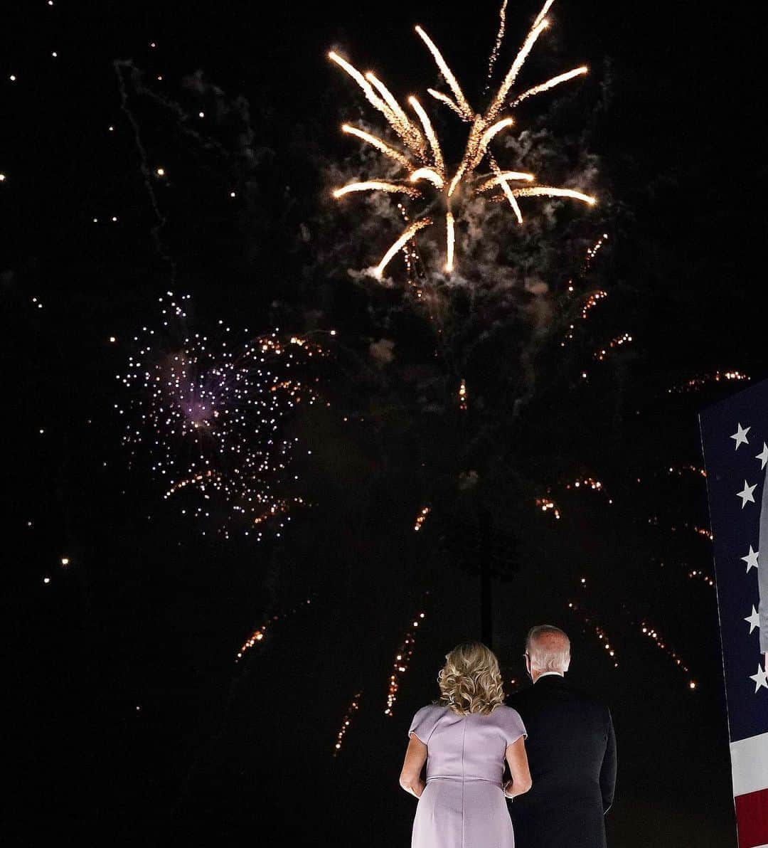 Just Jaredさんのインスタグラム写真 - (Just JaredInstagram)「@joebiden accepted the Democratic presidential nomination on Thursday night with @kamalaharris and their spouses by his side. After his powerful speech, they went outside to watch a fireworks display while supporters sat on top of their cars in a socially distanced drive-in theater set-up. #JoeBiden #KamalaHarris #JillBiden #DouglasEmhoff #DNC2020 Photos: Getty」8月21日 13時27分 - justjared