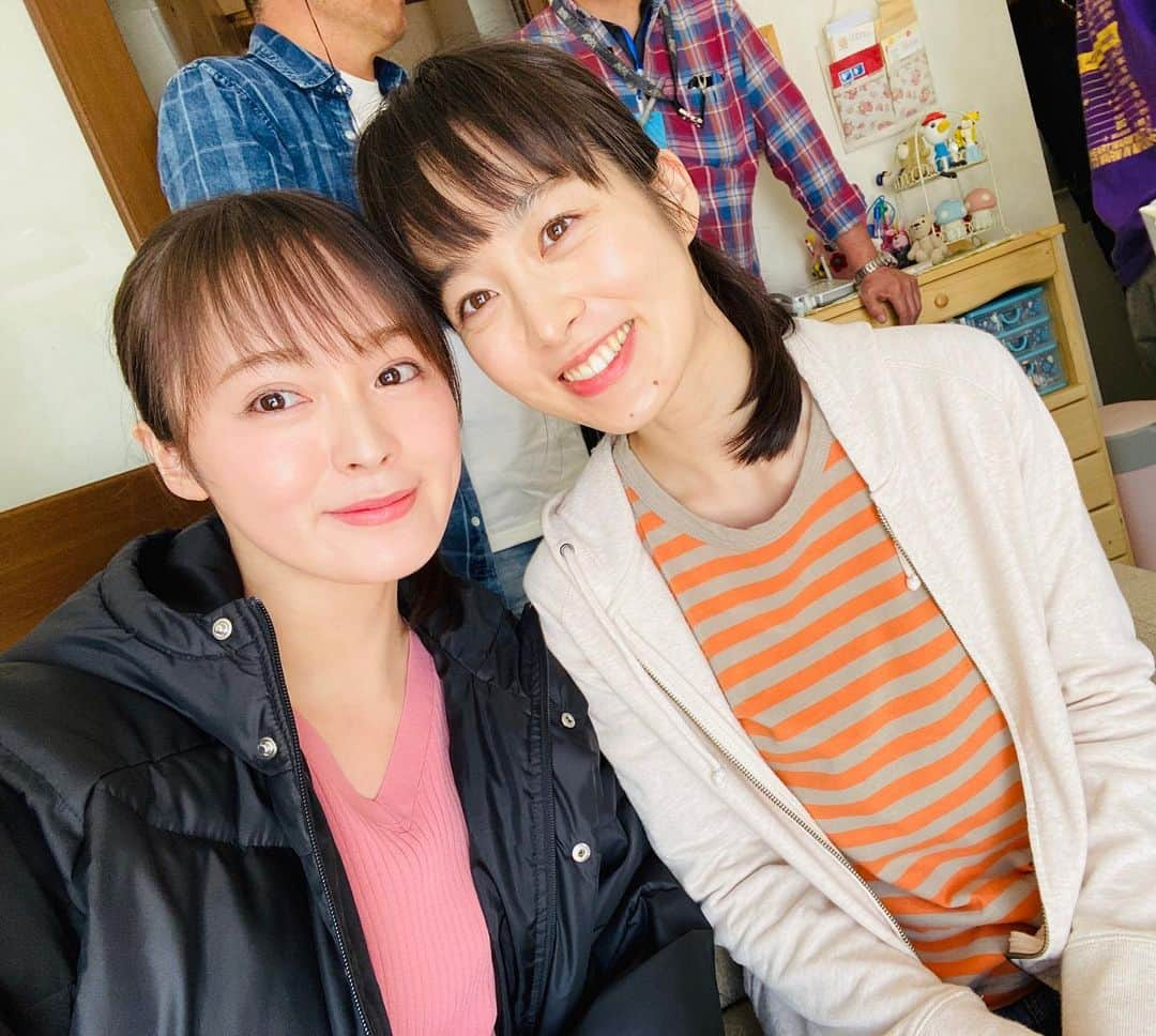 貫地谷しほりさんのインスタグラム写真 - (貫地谷しほりInstagram)「今日のディアペイシェント。 朝倉あきちゃまと。 美しい人です。 自粛前だからダウン着てる、、 今は見るだけで暑い、、 すみません、、 でもドラマは是非ご覧ください！ #nhk #ドラマ10 #ディアペイシェント #朝倉あき」8月21日 13時24分 - shihori_kanjiya