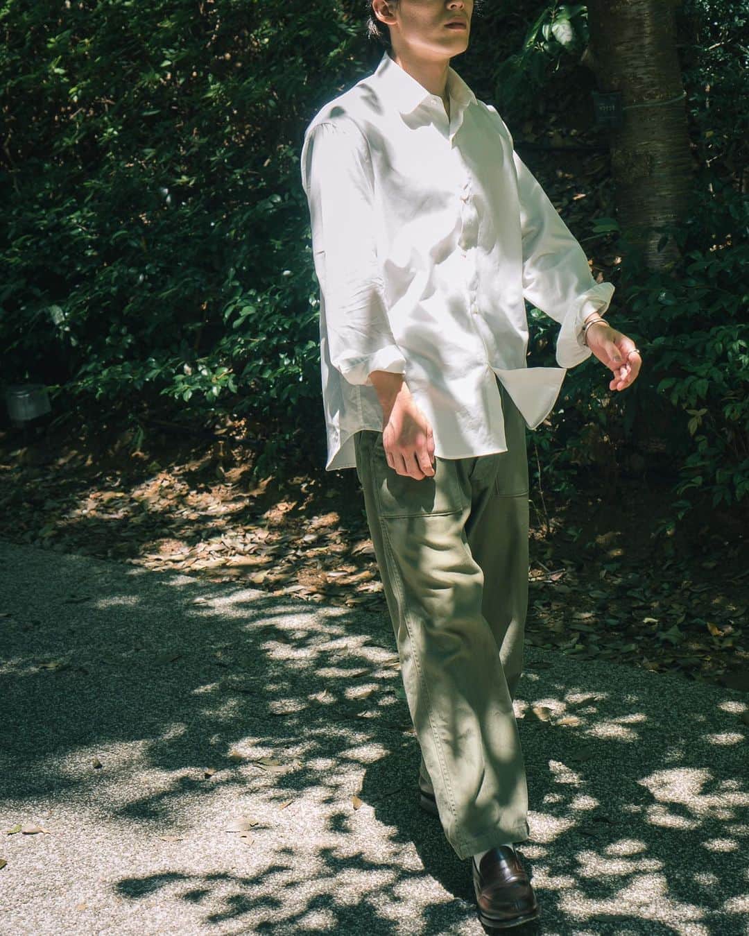 yukiのインスタグラム：「Dress Utility Shirt 良いシャツです。 購入はプロフィールのリンクからお願いします。 ㅤㅤㅤㅤㅤㅤㅤㅤㅤㅤㅤㅤㅤ また、オンラインでの販売なので、なかなかサイズ感とかわからない方も多いかと思います。 出来る限りご相談にはのりたいと思うので、お悩みの方はDM下さい。」