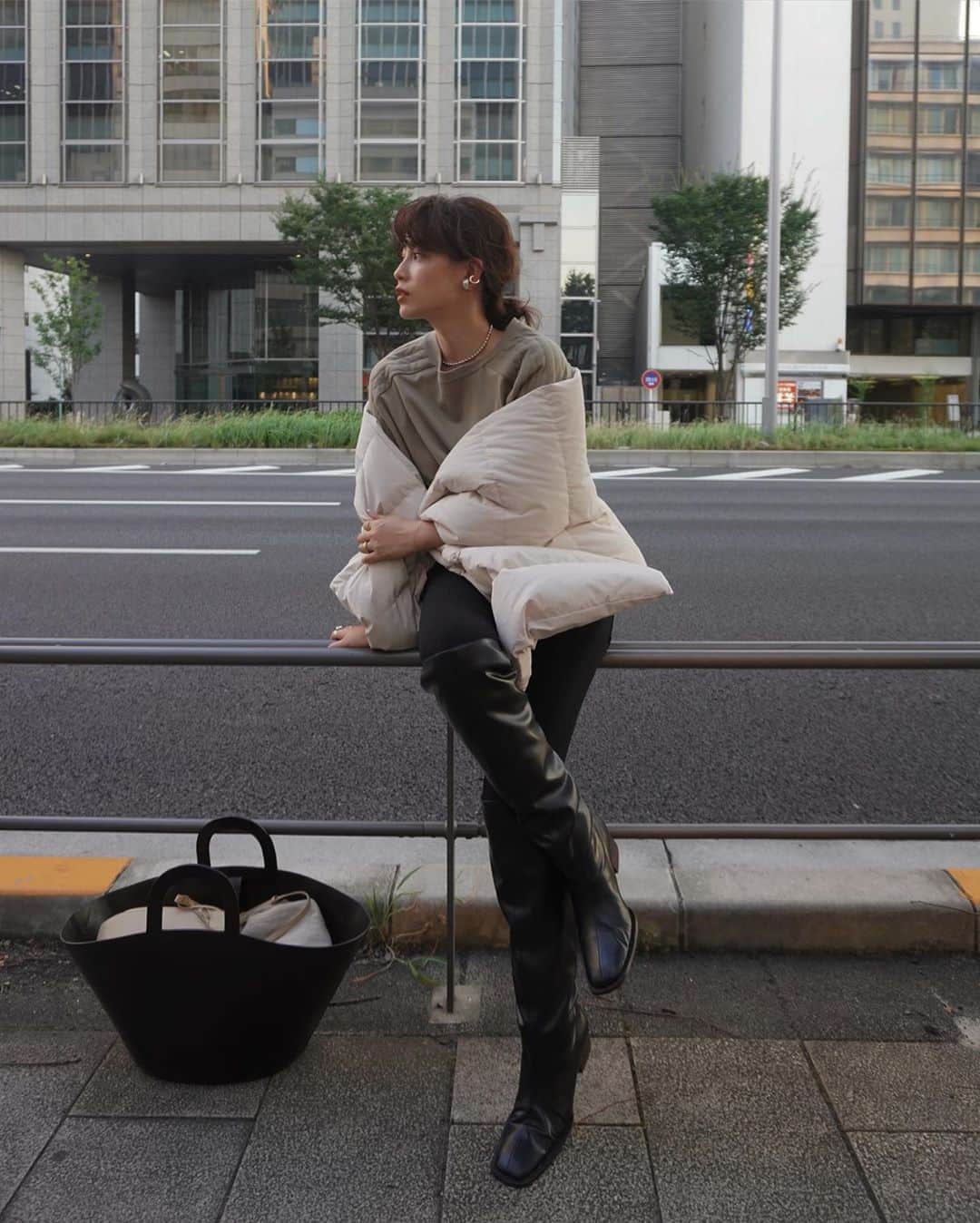 JUNNAのインスタグラム：「昨日からスタートした @etretokyo  2020冬の先行受注  沢山のオーダーをいただき ありがとうございました。  #2020ETRE_AW  即日完売致しました商品に対しては 只今再販の可否を確認中です。  再販をご希望のお客様は必ず 再販リクエストボタンを押して下さい。  先行受注期間  ONLINE STORE 8.20(木)19:00 - 8.27(水)12:00  LUMINE SHINJUKU 8.20(木) - 8.26(水)  写真は  #ギャザーロングブーツ #ワイドダウンストール  #秋#秋服#アウター #コート #冬 #冬コーデ #etretokyo#156cm#FEMMUE#ブラウン#ブラウンコーデ#アディクション#秋メイク#大人カジュアル#ベージュ#ホワイト#celvoke#bobbibrown」