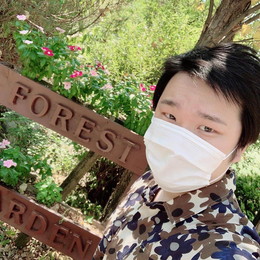 トミックのインスタグラム：「なんかバエそうなところ来た🌸🌷  #トミスタj  #トミック　#youtuber #花が沢山あるみたいな場所」
