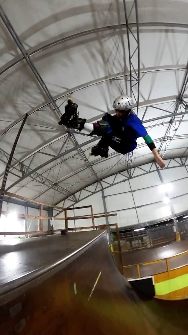 安床武士のインスタグラム：「Jump around🚀 @yoshiki130130 (13 years old). Shoot by #gopromax . @usdskates  @kaltikhardware  @goodskates_inc  #usdskates #rollerblading #inlineskate #aggressiveinline #goodskates #インラインスケート #ローラーブレード #goprojp」