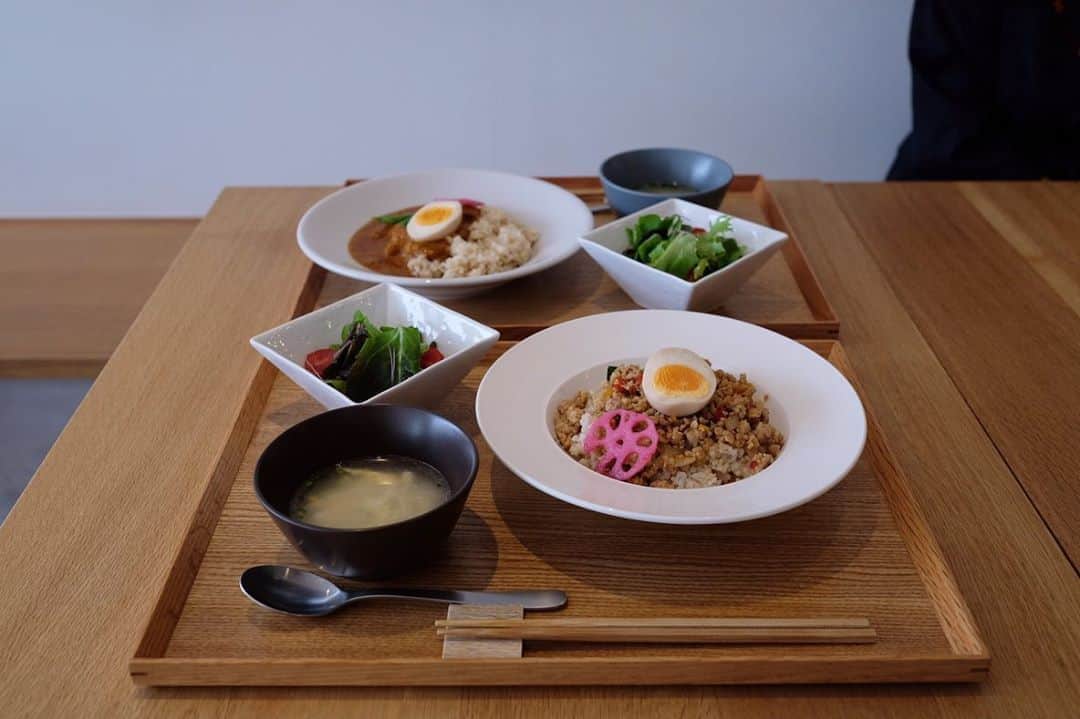 maggydaisyのインスタグラム：「_  バターチキンカレーと ガパオライス  いつも、優しい味。  #lunch」