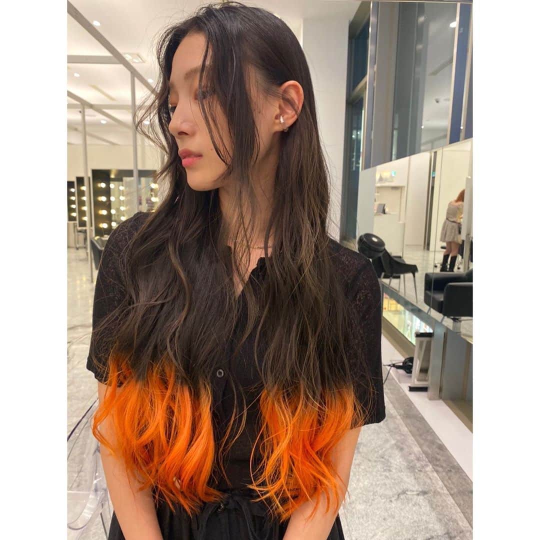 江田友莉亜のインスタグラム：「実は髪を切る前に少しの間だけ 毛先オレンジにしてました🧡🧡🧡 @inomataakiko」