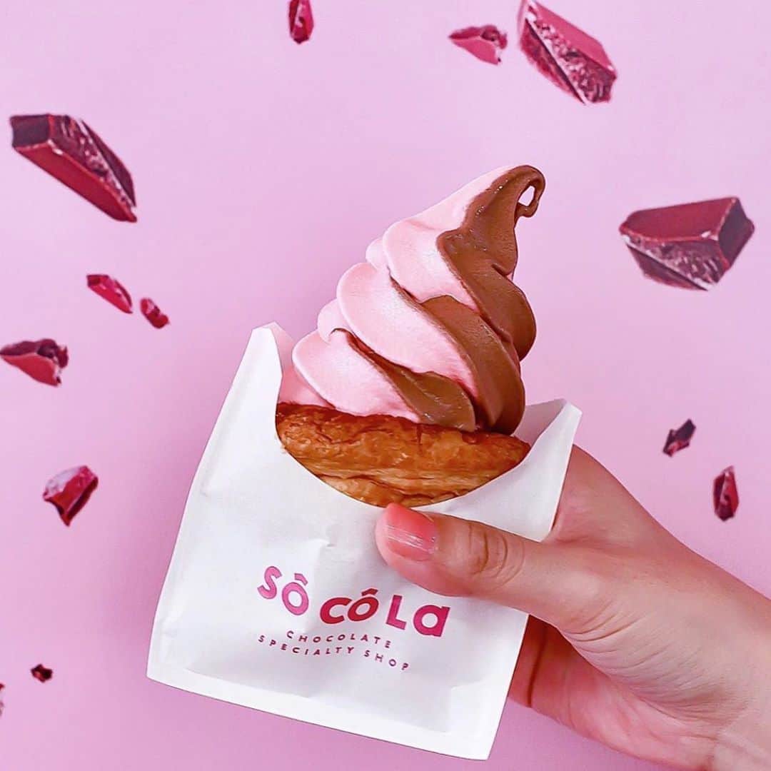 RETRIP<リトリップ>グルメのインスタグラム：「【RETRIP×大阪】 こちらは大阪にある「SOCOLA（ソコラ）」です。こちらは濃厚チョコレート専門店🍫人気のソコラソフトクリームは、コーンではなくサクサクのパイ生地に入っているんです✨サクサクと濃厚なチョコレートを一緒に食べたら夢心地。 . RETRIPでは「おでかけ」に関する様々な情報を発信しています。ぜひ他のアカウントもチェックしてください！ . @retrip_nagoya_ 名古屋の話題のカフェを紹介 @retrip_osaka_ 大阪のおでかけグルメスポットを紹介 @retrip_kyoto_ 京都のおでかけスポットを紹介 @retrip_fukuoka_ 福岡のおでかけグルメスポットを紹介 @retrip_hokkaido_ 北海道のおでかけスポットを紹介 @retrip_korea_ 韓国の話題のカフェを紹介 @retrip_news 最新のおでかけ情報を紹介 @retrip_nippon 日本の絶景を紹介 @retrip_global 海外の絶景を紹介 @retrip_gourmet 全国の話題のスイーツを紹介 @retrip_dinner 全国の話題のごはんを紹介 @retrip_cafe 全国のおしゃれなカフェを紹介 . ▼RETRIP[リトリップ]のアプリは AppStore、GooglePlay「リトリップ」で検索！ プロフィールのURLからもダウンロードできます。 . photo by  @akane.h.0430 . .  #retrip #retrip_rh #SOCOLA #チョコレート #大阪カフェ #カフェ好きな人と繋がりたい #スイーツ好き #スイーツ好きな人と繋がりたい #スイーツ好きな人とつながりたい #グルメ好きな人と繋がりたい #グルメ好き #グルメ好きと繋がりたい #スイーツ部 #カフェ部」
