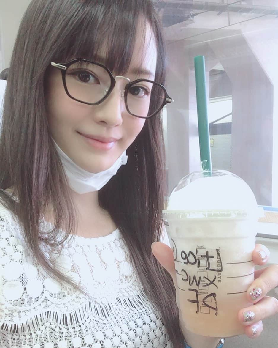 吉山りささんのインスタグラム写真 - (吉山りさInstagram)「じゅ〜Cピーチフラペチーノ🍑🍹✨  #ジューシーピーチフラペチーノ  #桃 #大好き #🍑 #スタバ #スターバックス #starbucks いただきます💕 #電車でgo #タビジョ #たびじょ #旅行 #旅に出ます #🚃  初めてオンラインで#特急券 購入🚃 便利でビックリ！でも新幹線はまだ買えない💦   #吉山りさ #めがね女子 #めがね #眼鏡 #眼鏡女子 #メガネ女子」8月21日 14時01分 - oreorerisa