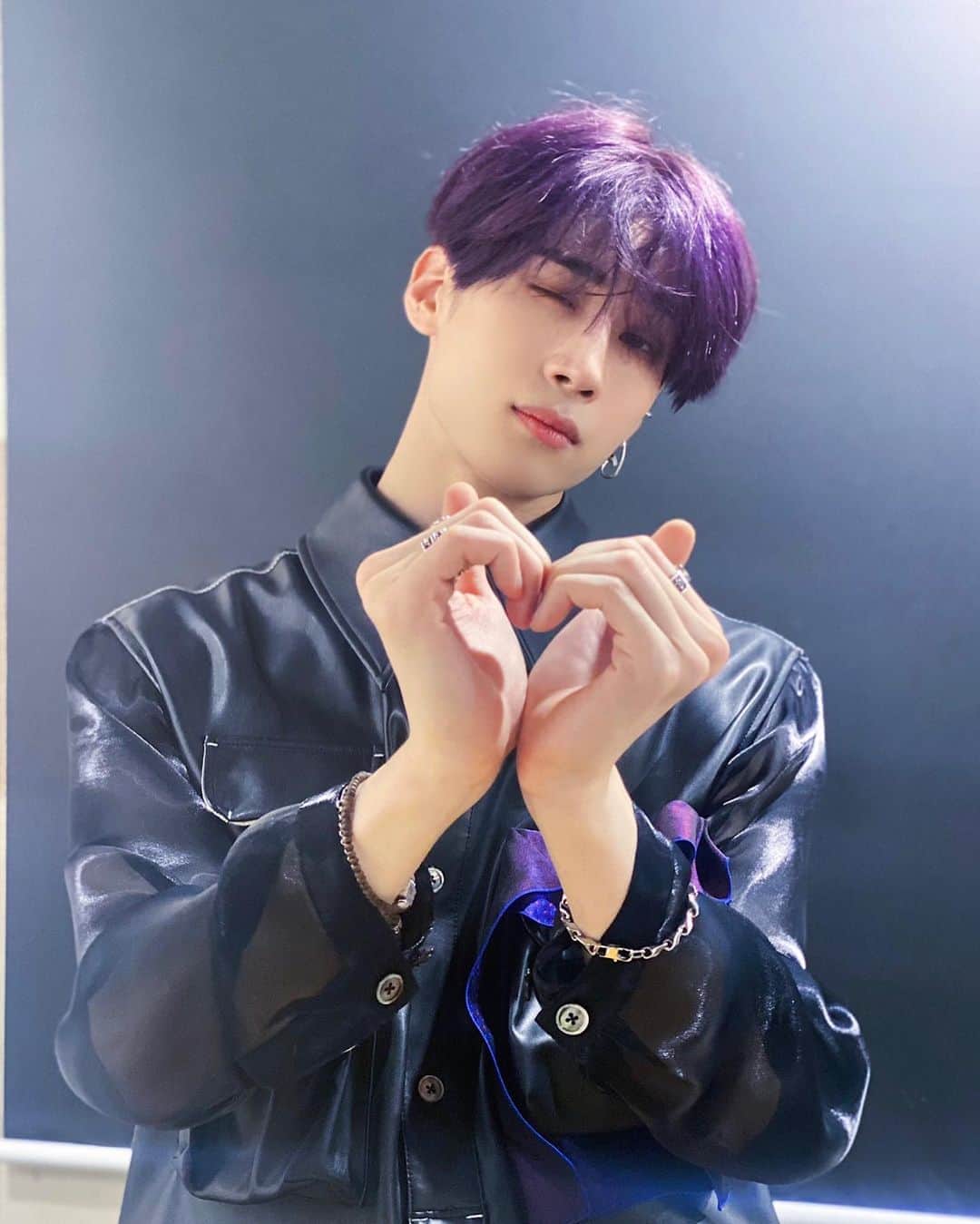 Victonさんのインスタグラム写真 - (VictonInstagram)「[#한승우] 200821 #SimplyKPop #HANSEUNGWOO  칼답장하고 싶은 우야의 늪💛🦊💙 아기포도말랑이👼🏻🍇 스누는 오늘도 무대 위에서 반짝반짝 빛나요👀💜 금요일도 스누와 함께 달려봐요🙂 새크리파이팅😆  #Sacrifice #답장해」8月21日 14時06分 - victon1109