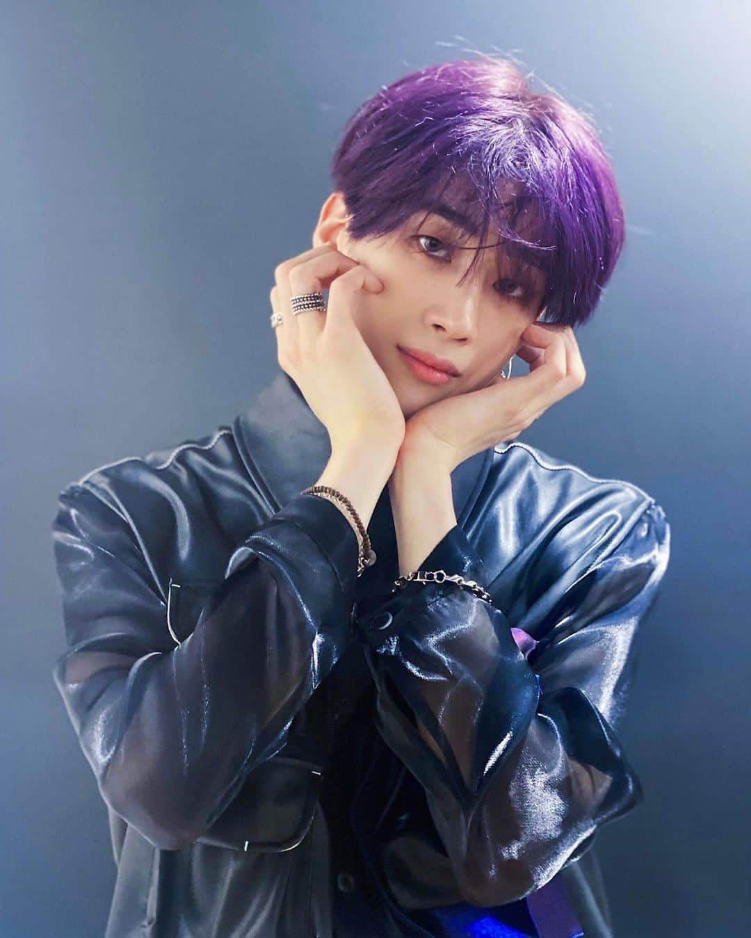 Victonさんのインスタグラム写真 - (VictonInstagram)「[#한승우] 200821 #SimplyKPop #HANSEUNGWOO  칼답장하고 싶은 우야의 늪💛🦊💙 아기포도말랑이👼🏻🍇 스누는 오늘도 무대 위에서 반짝반짝 빛나요👀💜 금요일도 스누와 함께 달려봐요🙂 새크리파이팅😆  #Sacrifice #답장해」8月21日 14時06分 - victon1109