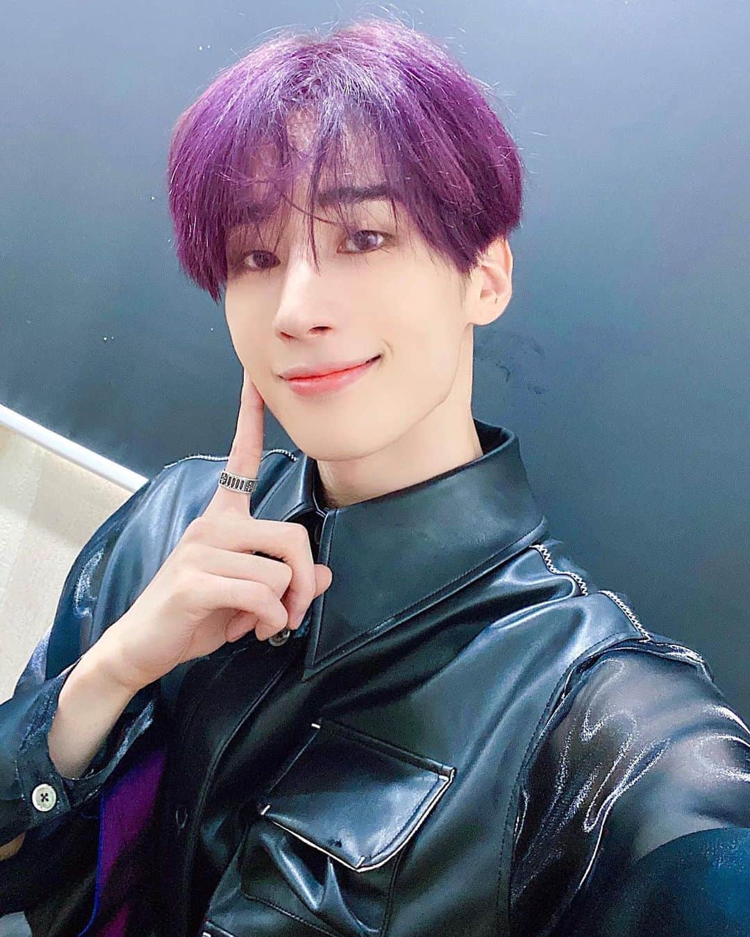 Victonさんのインスタグラム写真 - (VictonInstagram)「[#한승우] 200821 #SimplyKPop #HANSEUNGWOO  칼답장하고 싶은 우야의 늪💛🦊💙 아기포도말랑이👼🏻🍇 스누는 오늘도 무대 위에서 반짝반짝 빛나요👀💜 금요일도 스누와 함께 달려봐요🙂 새크리파이팅😆  #Sacrifice #답장해」8月21日 14時06分 - victon1109