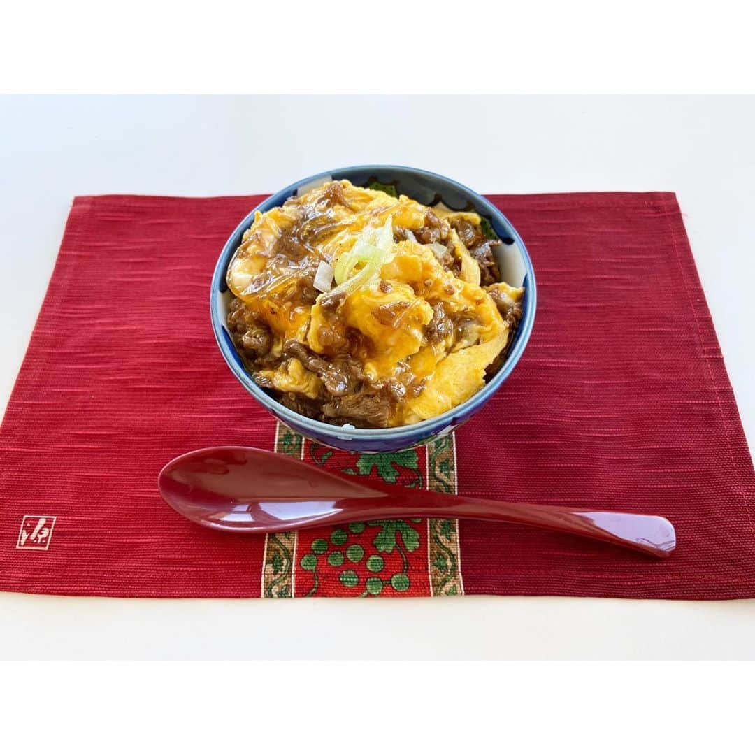 のインスタグラム：「丼ものは、卵の火加減が命な気がする。  今日も暑いですね💦 なのに熱々の丼を作ってしまった。  どっか行きたいなぁ。。。  #吉竹さんちのゴハン　#プルコギ丼　#ちょっと火加減失敗した」
