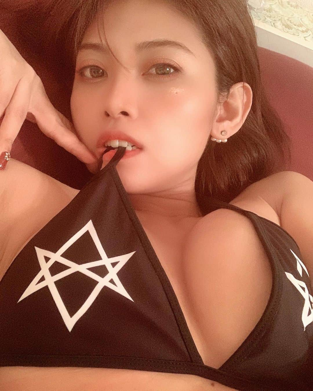 叶ここさんのインスタグラム写真 - (叶ここInstagram)「某魔術結社所属の魔術師中村心護さんから  アレイスター・クロウリーの一筆書きヘキサグラム（ #unicursalhexagram ）があしらわれた#魔術師 #水着 を頂きましたヾ(๑╹◡╹)ﾉ"❤️  わざわざアメリカから取り寄せてくださって🥺✨  六芒星は本来一筆書きできないものですが、不可能を可能にしたクロウリーが編み出したとてもパワフルなヘキサグラムです✡️  めっちゃいい😂❤️✨  魔力が上がりそう😈✡️  アレイスター・クロウリー （19世紀最大の魔術師と言われ、ヘヴィメタルファンには、オジー・オズボーンのアルバム『ブリザード・オブ・オズ』に収録されている「Mr.クロウリー -死の番人-」のモチーフとして認知されている。彼の支持者としては、ジミー・ペイジ、デヴィッド・ボウイ、映画監督のケネス・アンガーらがいる。ビートルズの『サージェント・ペパーズ・ロンリー・ハーツ・クラブ・バンド』のアルバムジャケットにもクロウリーの肖像が見られる。） #ヘキサグラム #六芒星 #crowlley  #魔術師 #アレイスタークロウリー  #swimwear」8月21日 14時14分 - coco_kanou