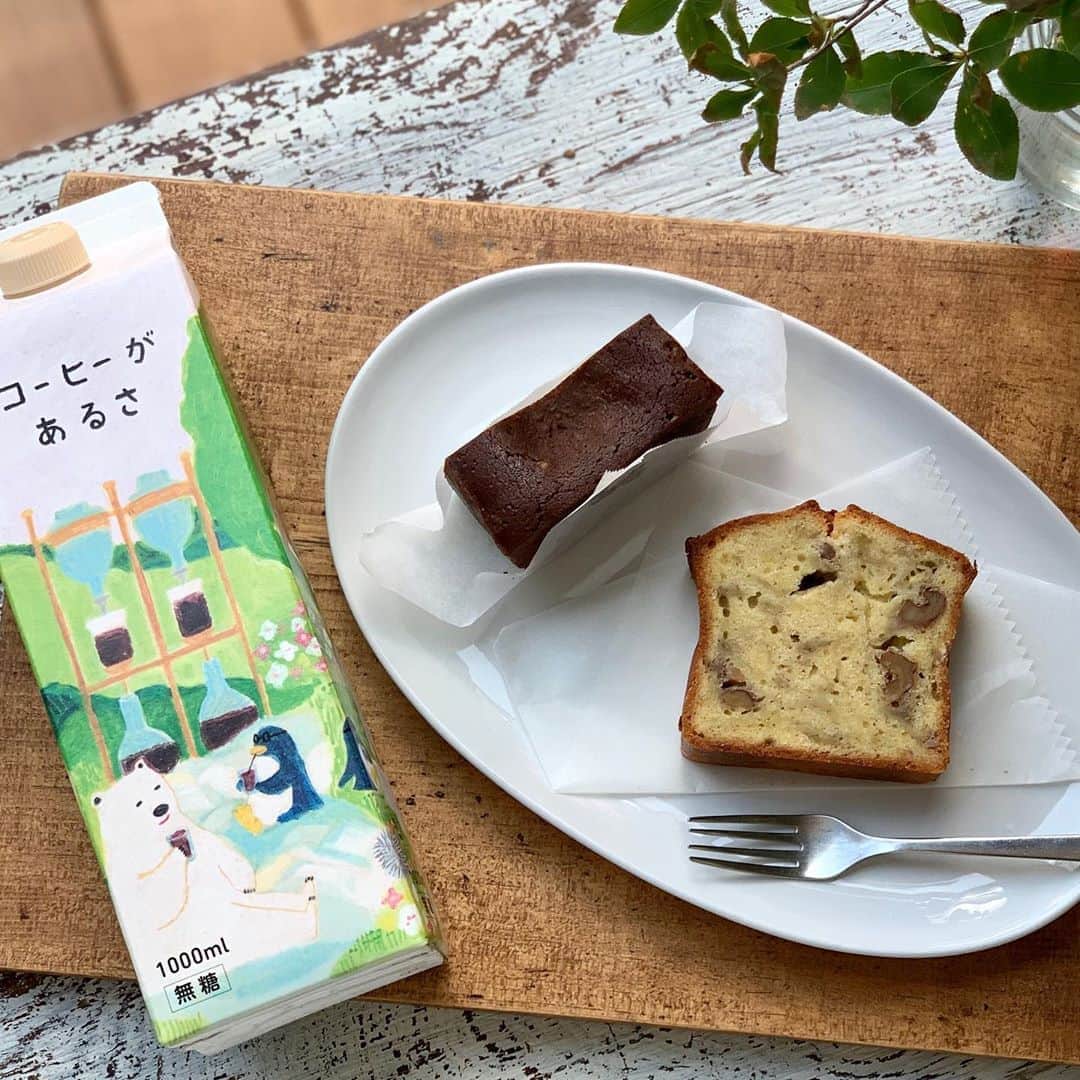 手紙社さんのインスタグラム写真 - (手紙社Instagram)「【本とコーヒー tegamisha】﻿ 最近の人気はなんといっても「バナナとくるみのパウンドケーキ」！　くるみの香ばしさとバナナの甘さが絶妙です。ちょっと小腹がすいたときにもいいですよ。定番の「チョコレートケーキ」は、この時期アイスと一緒に食べるとおいしさ倍増です。ぜひ、お試しあれ。﻿ ﻿ リキッドコーヒー「コーヒーがあるさ」は、夏にぴったりのアイスコーヒー。ご家庭でも手紙舎のコーヒーをお楽しみくださいね。﻿ ﻿ 本日も18:30まで営業しています。ご来店お待ちしています。﻿ ﻿ 2020/8/21﻿ #手紙舎#手紙社#バナナとくるみのパウンドケーキ#パウンドケーキ#チョコレートケーキ#ケーキ#アイスコーヒー#お持ち帰り#テイクアウト#コーヒーがあるさ」8月21日 14時16分 - tegamisha