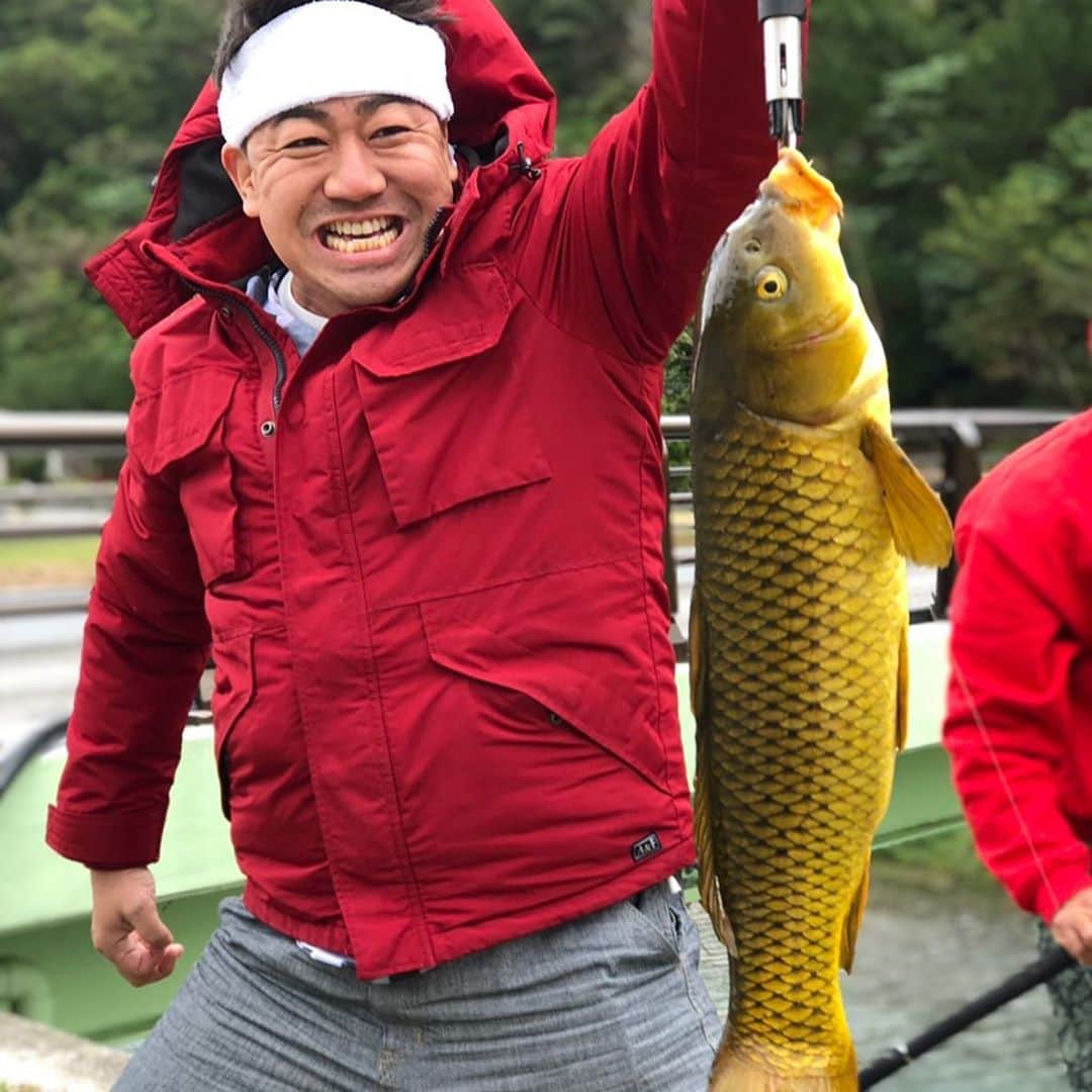 川原豪介さんのインスタグラム写真 - (川原豪介Instagram)「今日で39歳になりました！両親に感謝です！39歳のテーマは元気モリモリです！初心を忘れず汗かいて前向きに頑張ります！チャンスも生き物もいっぱい掴んでいけるよう頑張ります！よろしくお願いします！ぬぬんっ！」8月21日 14時27分 - blueriver_kawa