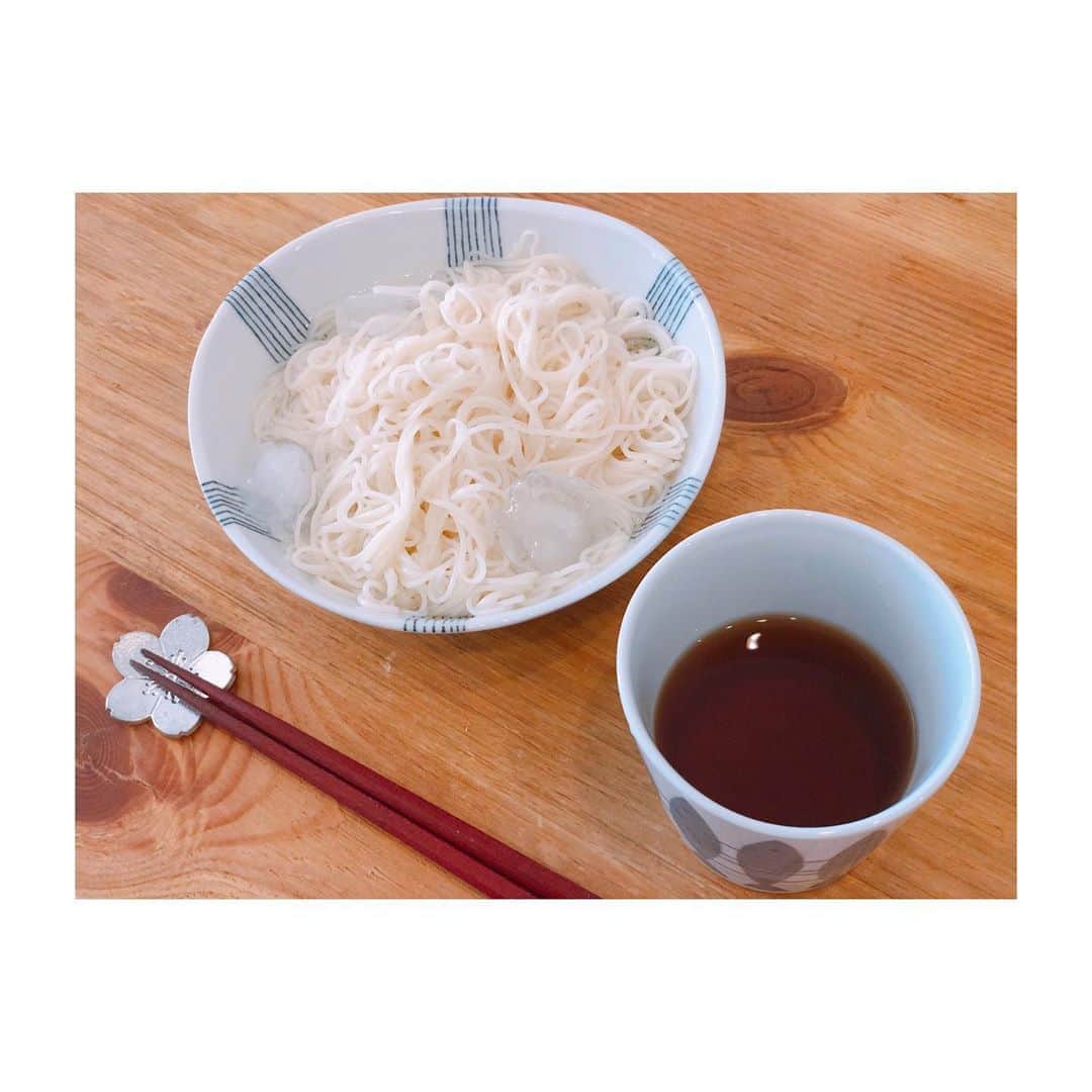 平田薫さんのインスタグラム写真 - (平田薫Instagram)「ばぁばレシピの素麺つゆ。作ってみました！鰹節と薄口醤油は送ってもらったものを。みりんは近所で一番良さそうだったものを。 美味しくできました🥺手作り素麺つゆは、やっぱり薬味いらずで、つゆだけでぺろっと食べちゃう。 けど、やっぱりばぁばの味と違う😂 次はみりんまで揃えてリベンジ🤔  #かおる食堂#手作り素麺つゆ #素麺#島の光  #実は #手作り手延べ素麺も #作ろうとした #2回失敗した #そろそろ #リベンジする？ #🙄」8月21日 14時21分 - hiratakaoru1215
