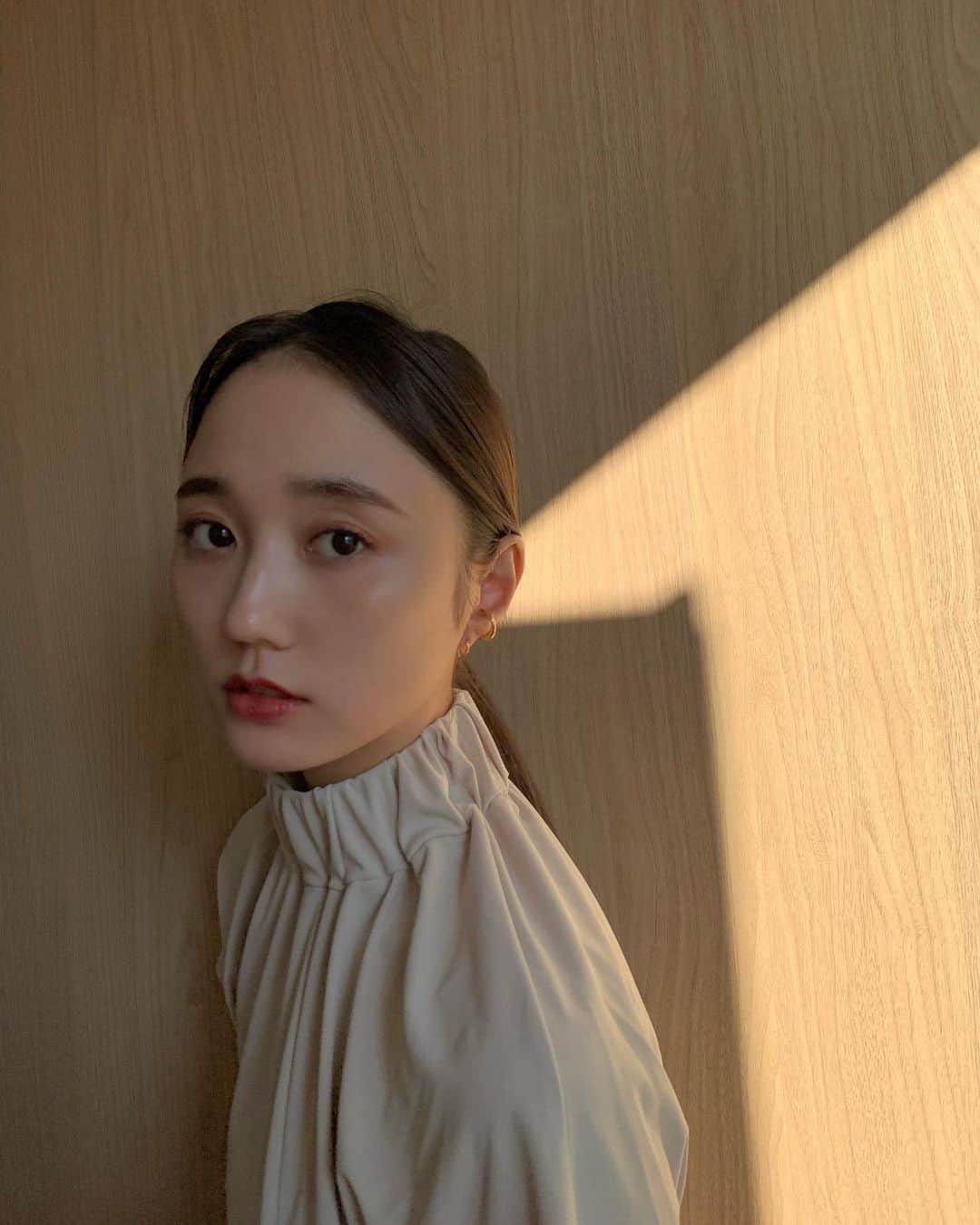 のインスタグラム：「@loccitane_jp のファイブハーブス　リペアリングヘアミルクセラム 熱ダメージから髪を保護しながら、広がる髪を簡単にまとまるようにしてくれるヘアミルク セットのベースとしても使えるし雨の日や湿気の多い日、汗をかく日にもぴったり👌🏻 わたしもヘアミルクを使って　#15秒チャレンジ やってみました！ テクスチャーが軽やかで、指通りのよい、さらさらな仕上がりになるのも嬉しい😚 #ロクシタン #ヘアミルク #15秒チャレンジ #髪まとまる神ミルク #PR」