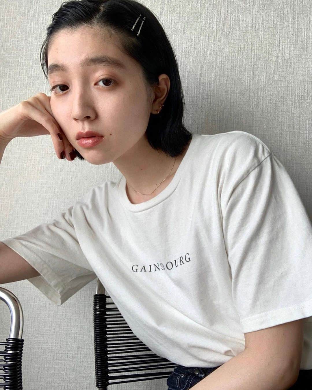 のインスタグラム：「暑さに飽きてしまい服もメイクもまだまだ来なさそうな秋のことを考えています。茶色だよね、オレンジだよね、赤だよねって感じですが、夏も大活躍な黄色のアイシャドウは引き続き使いそう🍋 eye🐈 上瞼 @osaji__ nuance face color 01 <姿>/下瞼 nuance eye shadow d06 <来訪> 睫毛 @dejavu_official.jp lushup mascara E2. lip🐈 @osaji__ nuance lipstick 10 <足音>. ネックレスとピアスは @noue_design」