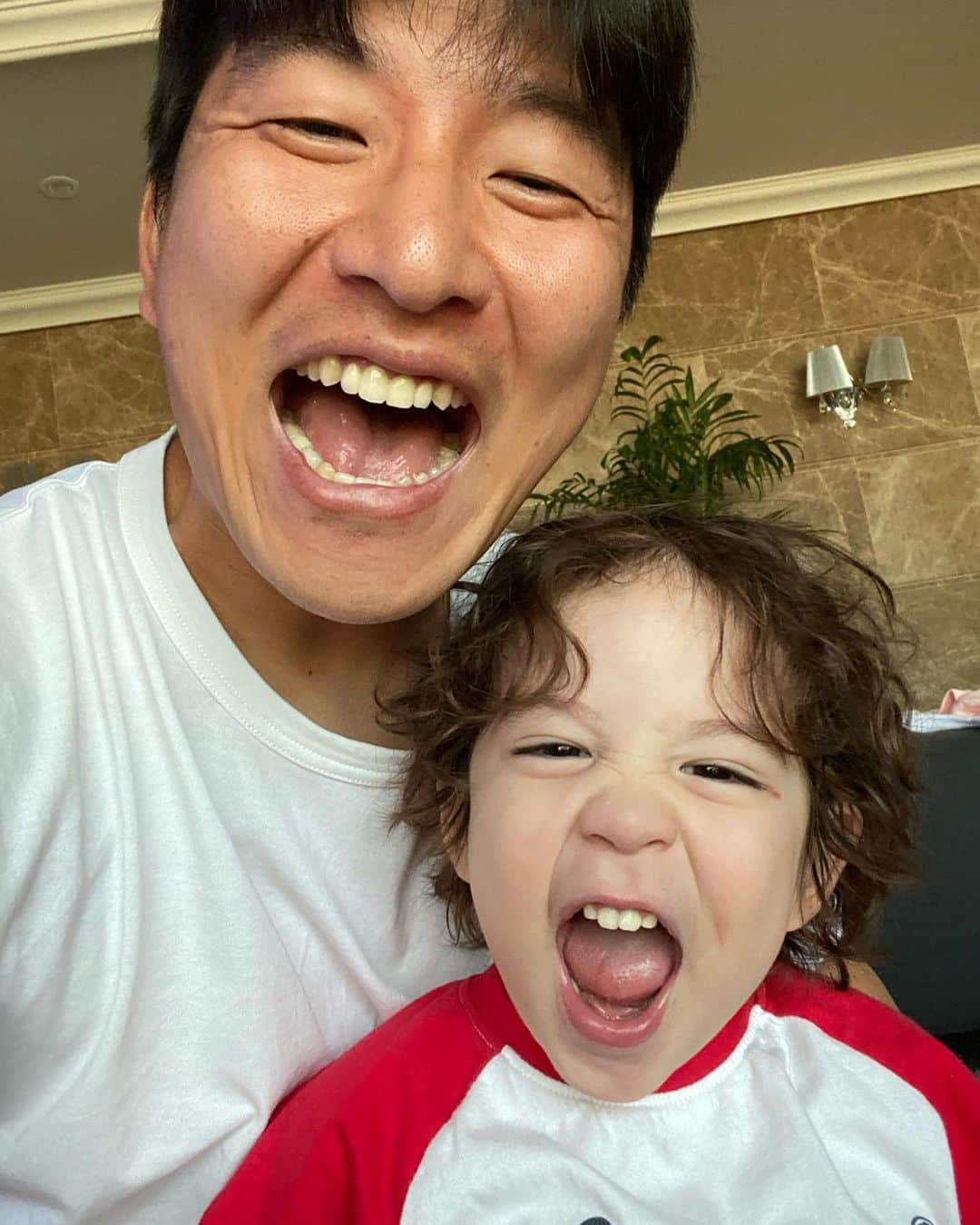 パク・チュホさんのインスタグラム写真 - (パク・チュホInstagram)「오늘 건후는 자기생일인줄 아는지 새벽부터 일어나서 아주 기분좋게놀았아요 (아빤 오늘많이피곤하네😂) 많은축하메세지와 선물 감사합니다 🙏🙏 . #Acielpark #박건후 #happybirthday #behealthy」8月21日 14時29分 - milany_p