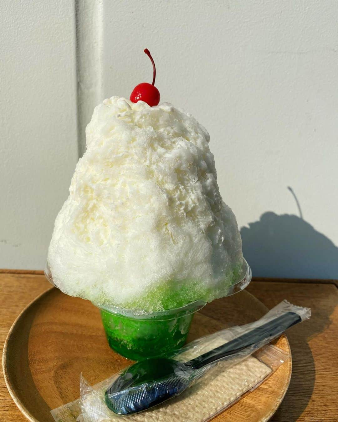 神室舞衣のインスタグラム：「テイクアウトでかき氷🍧 氷クリームソーダ ジュースがしゅわ〜っと！生き返る… 炭酸のしっかりしたメロンソーダと練乳氷の出会いに感謝しました。😭💓🍧 食べると中からカットメロンが出てきて嬉しさ倍増！ 最後はストローさして飲んじゃう。」