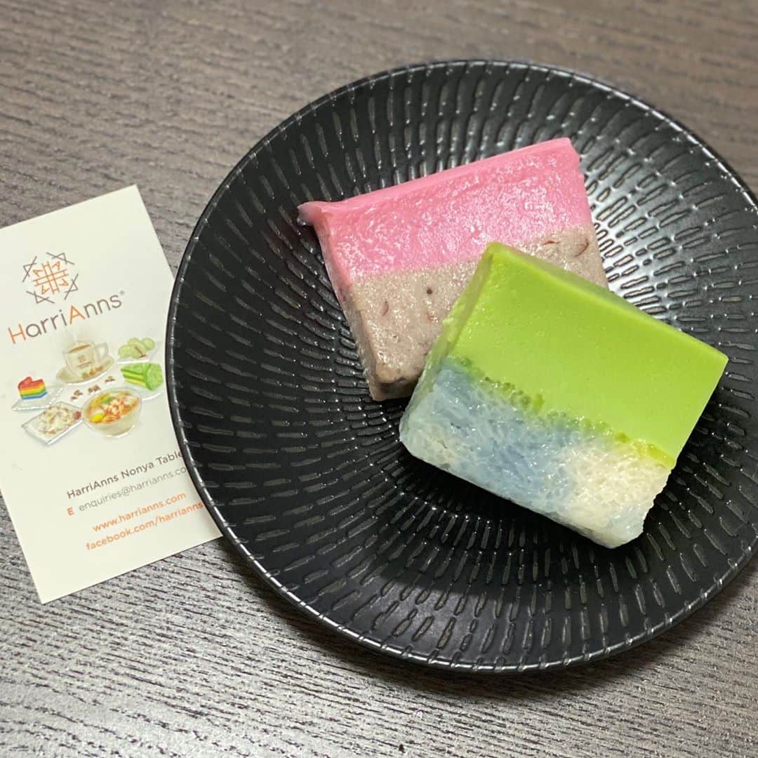 大西蘭のインスタグラム：「・ カラフルで可愛いNyonya Kuih（ニョニャ・クエ） 💕 ・ 友達が美味しいとオススメしてくれた２つを買ってみました❣️ ・ 私は緑のほうが好みでした😋 Seri Muka（セリ・ムカ）というみたい。 下の部分はもち米で、緑色の部分はういろうっぽい食感で和菓子に似てる😌 緑色はパンダンリーフ、青っぽいのはバタフライピーかな？ ・ このお店、ラクサとか食事も提供していて気になりました❣️ ・ ・ #ニョニャクエ」