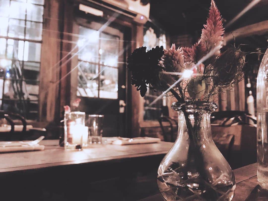 のインスタグラム：「NYC ﻿ ———————————————————————﻿ ﻿ ﻿ ﻿ ﻿ 素敵なお店だったなぁ。﻿ ﻿ ﻿ ﻿ ﻿ ﻿ ﻿ ﻿ ﻿ #flowers #flower #nyc #restaurant #favoriteplace #littlethings #lovely #antiques」
