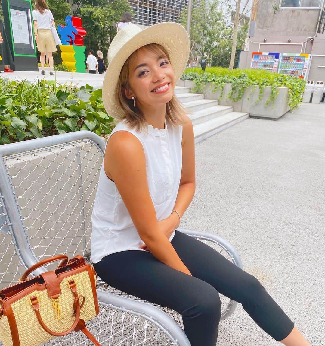 のインスタグラム：「小麦色肌になりましたっ😂💕 . . 白のトップスに映える 小麦色になったもにかでぇーす✌︎ まじで最近自分がギャルにしか見えん笑 . . 今日のコーデは @hm  でシンプルに揃えました🐷 今ぽっちゃりの私には パンツがゴムなので快適に過ごせる💕 . . では、今日も素敵な一日を🥰❤︎ にしてもまじ、暑いわっ🥵💦 . . #monika #monikalifestyle  #ootd #fashion #hm #hmfashion  #thankyoufollowers #love #happy . #モニカ　#モニカライフスタイル  #小麦色の肌が似合うコーデ #hmコーデ　#ハットコーデ #ぽっちゃりファッション #いつも見てくれて❤️やフォローありがとうございます😊」