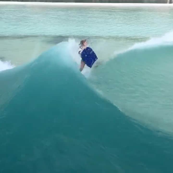 Bethany Hamiltonのインスタグラム：「I’ve grown up watching more body boarding films than surfing thanks to my bro. And watching him charge crazy waves on the regular!!! The stuff these guys do is nutz! My brother @timmyhamilton encouraged & filmed me surfing a ton & he went on to produce two boogie boarding films @boogienation . He is getting back into it now & it’s looking awesome! All you frothing boogie guys out there check out what he is up to on Patreon at @boogienation showing off raw body boarding at it finest with gnarly guys like @tanner_mcdaniel28 @jdhubb & choke Kauai guys & boogie shredders! Swipe right for more clips🔥  This clip here is the highlight to my body boarding wave riding 😁💥✨ Link also in my stories 🤙🏽」