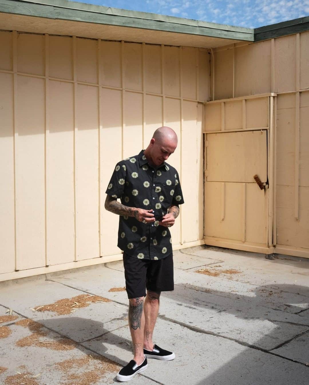 のインスタグラム：「Heating up. @chippawilson wears the Charter Print button down and Toil II Short.」