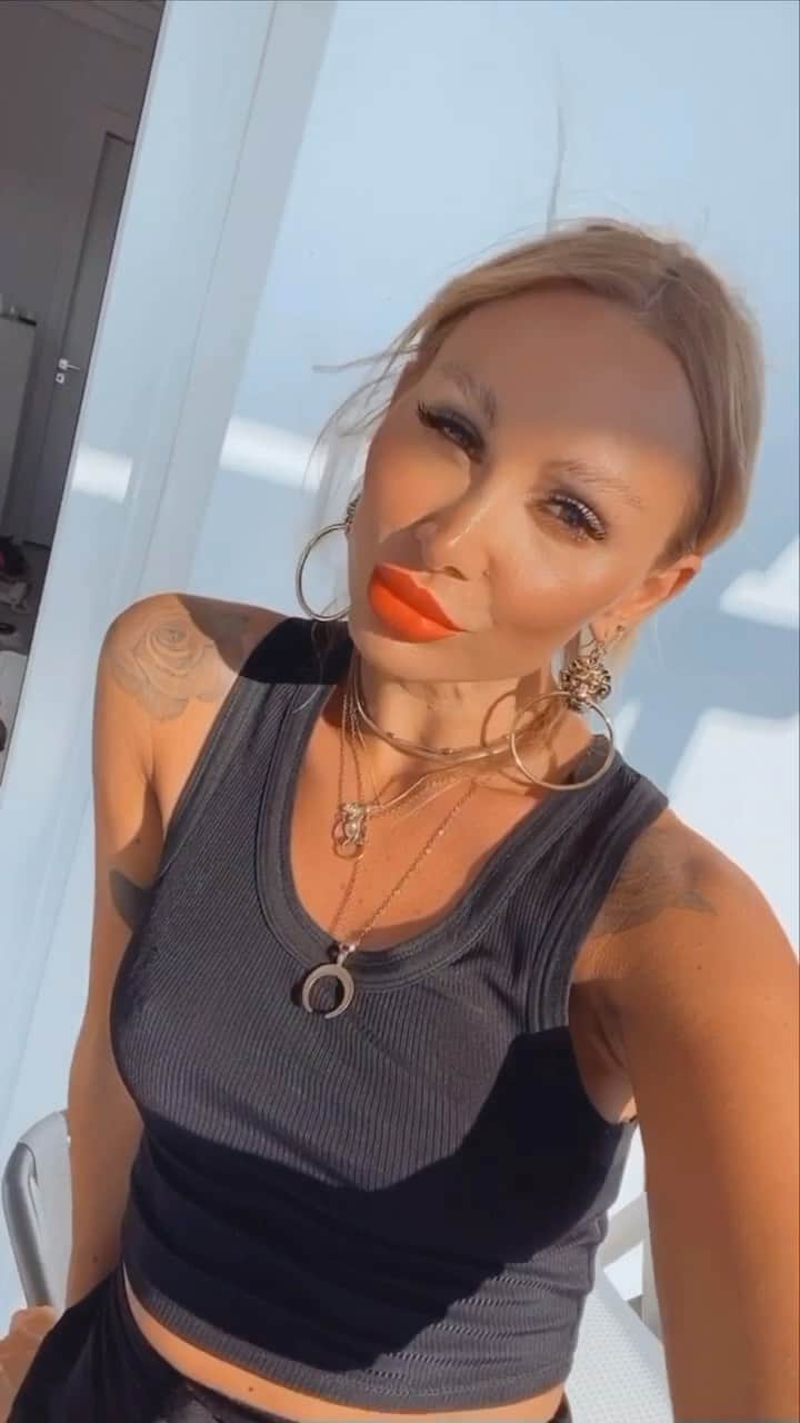 のインスタグラム：「🦋HOLIDAY MAKEUP🦋 using @tanologisttan body beam for my glow 💫 Perfect orangey red matte lip - @revlon “on fire” 💋」