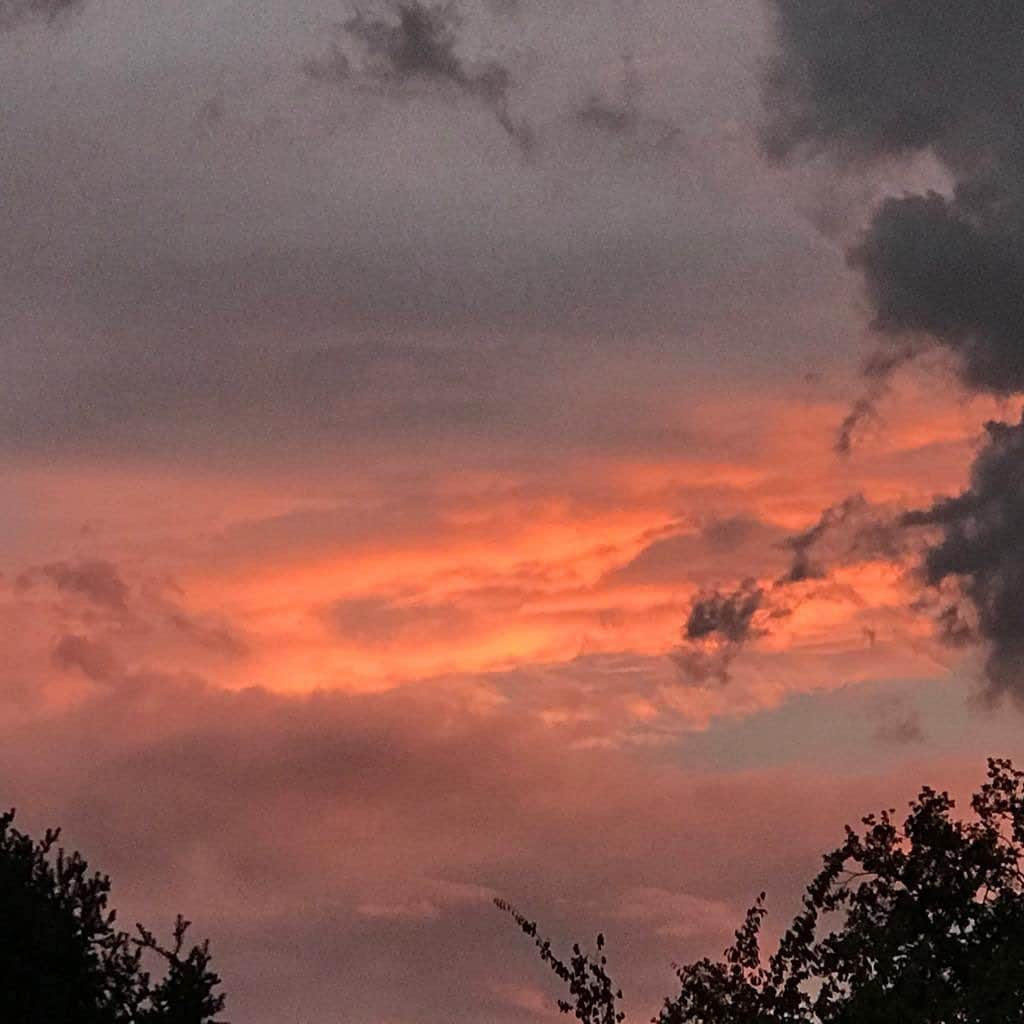 ドリス・ヴァン・ノッテンさんのインスタグラム写真 - (ドリス・ヴァン・ノッテンInstagram)「Spoiled with Turner clouds at home #driesvannoten #clouds #likeapainting」8月21日 6時04分 - driesvannoten