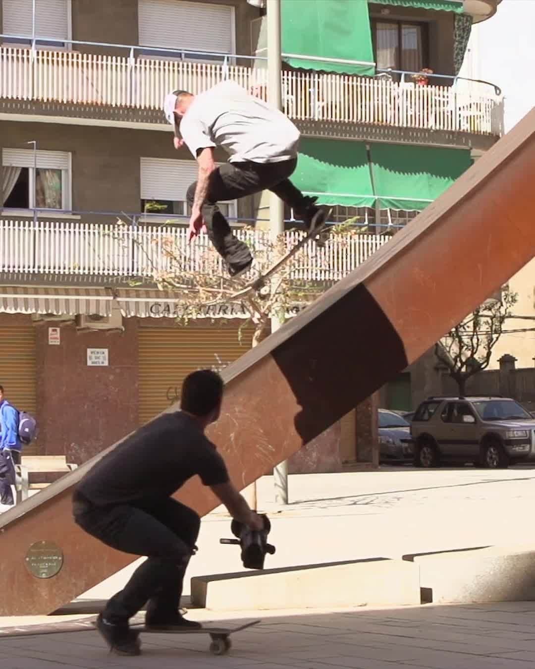 レッドブルのインスタグラム：「@shecks with a solid line at this spot straight out of a video game  @redbullskate #skateboarding #skate #redbull #givesyouwings」