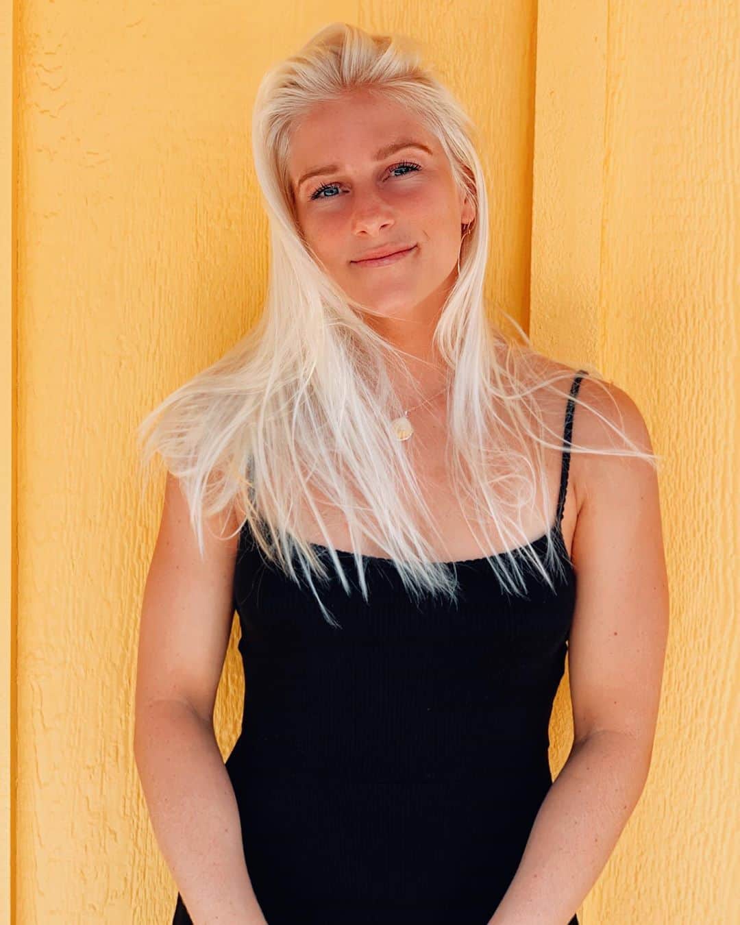 タティアナ・ウェストン・ウェブのインスタグラム：「when life gives you yellow walls... you take insta pics 💛☀️😜 // quando a vida te da paredes amarelas... tire fotos pro insta 😜💛☀️ photo: @jesse_mendes」