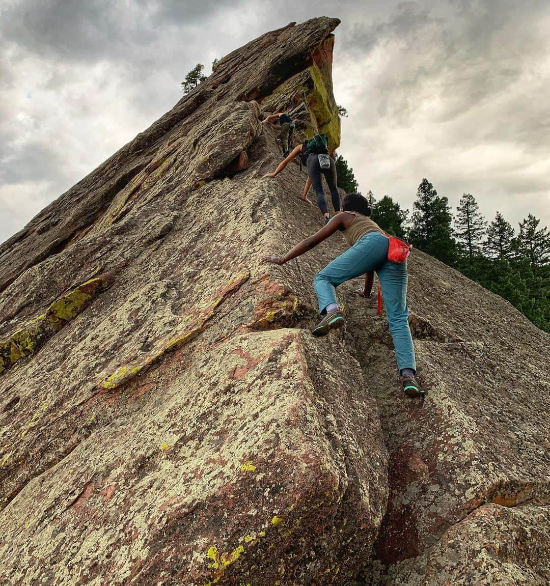 ニーナ・ウィリアムズさんのインスタグラム写真 - (ニーナ・ウィリアムズInstagram)「Superwoman @betylabeta found strength in Spanish cuss-words on the first flatiron. Young @max_mcelhiney kept pace as we cruised up a faster, more direct route. @marie_louise_ stepped carefully in her approach shoes while @bellabellarojas @hhhhiram and @james_lucas supported. The First Flatiron is a literal and figurative wall - intimidating at first, but achievable with some encouragement. I believe that #WallsAreMeantForClimbing; the most important ones being the walls we help others up and over. Thanks to @thenorthface for reminding us of these important connections through exploration 💛💛 Global Climbing Day is this Saturday, August 22nd! Check the link in bio for a really cool panel line-up, hosted by @bookofsamuel 😊 #climbing #firstflatiron #yolofreesolo」8月21日 6時13分 - sheneenagins