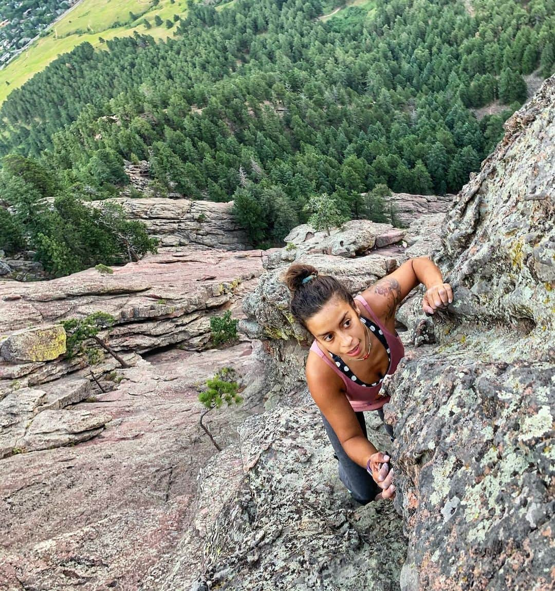 ニーナ・ウィリアムズさんのインスタグラム写真 - (ニーナ・ウィリアムズInstagram)「Superwoman @betylabeta found strength in Spanish cuss-words on the first flatiron. Young @max_mcelhiney kept pace as we cruised up a faster, more direct route. @marie_louise_ stepped carefully in her approach shoes while @bellabellarojas @hhhhiram and @james_lucas supported. The First Flatiron is a literal and figurative wall - intimidating at first, but achievable with some encouragement. I believe that #WallsAreMeantForClimbing; the most important ones being the walls we help others up and over. Thanks to @thenorthface for reminding us of these important connections through exploration 💛💛 Global Climbing Day is this Saturday, August 22nd! Check the link in bio for a really cool panel line-up, hosted by @bookofsamuel 😊 #climbing #firstflatiron #yolofreesolo」8月21日 6時13分 - sheneenagins